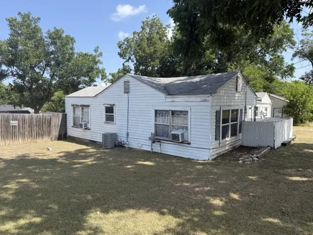 Single Family Residence For Sale in Mc Lennan County , 3815 Beverly Drive, Beverly Hills, Texas 76711, 3 Bedroom, 1 Bathroom, Garage spaces, 1,472 Sqft, built in 1948, mls#21356683, Real Estate Agent in Beverly Hills, Homes For Sale in Mc Lennan county, Homes For Sale in Beverly Hills, Realtor in Beverly Hills Texas, Real Estate Brokerage Independent Realty Texas, Luminita Cordes Realtor
