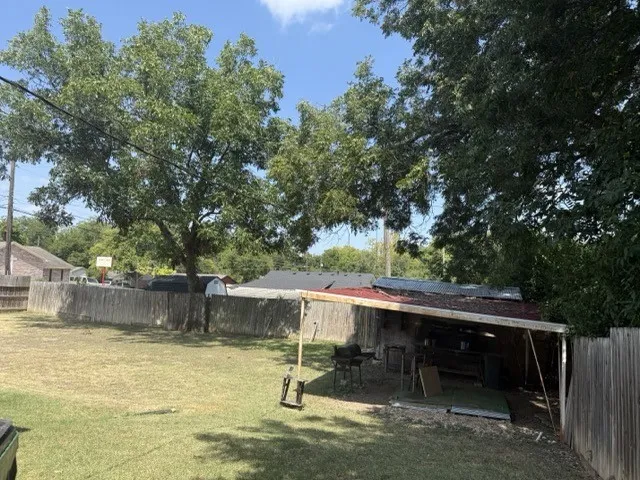 Single Family Residence For Sale in Mc Lennan County , 3815 Beverly Drive, Beverly Hills, Texas 76711, 3 Bedroom, 1 Bathroom, Garage spaces, 1,472 Sqft, built in 1948, mls#21356683, Real Estate Agent in Beverly Hills, Homes For Sale in Mc Lennan county, Homes For Sale in Beverly Hills, Realtor in Beverly Hills Texas, Real Estate Brokerage Independent Realty Texas, Luminita Cordes Realtor