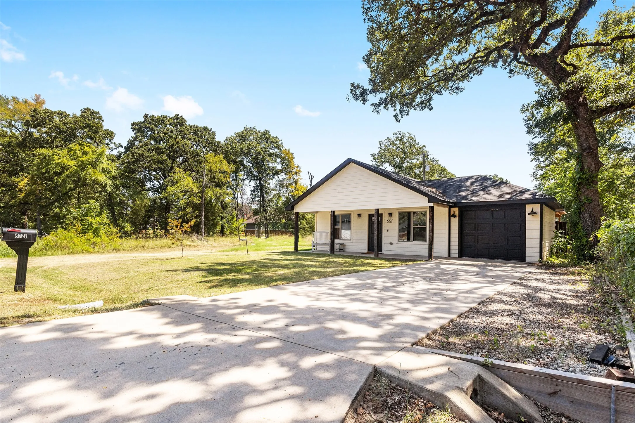 Single Family Residence For Sale in Henderson County , 6121 Choctaw Drive, Mabank, Texas 75156, 3 Bedroom, 2 Bathroom, 1 Garage spaces, 1,144 Sqft, built in 2022, mls#21356698, Real Estate Agent in Mabank, Homes For Sale in Henderson county, Homes For Sale in Mabank, Realtor in Mabank Texas, Real Estate Brokerage Independent Realty Texas, Luminita Cordes Realtor