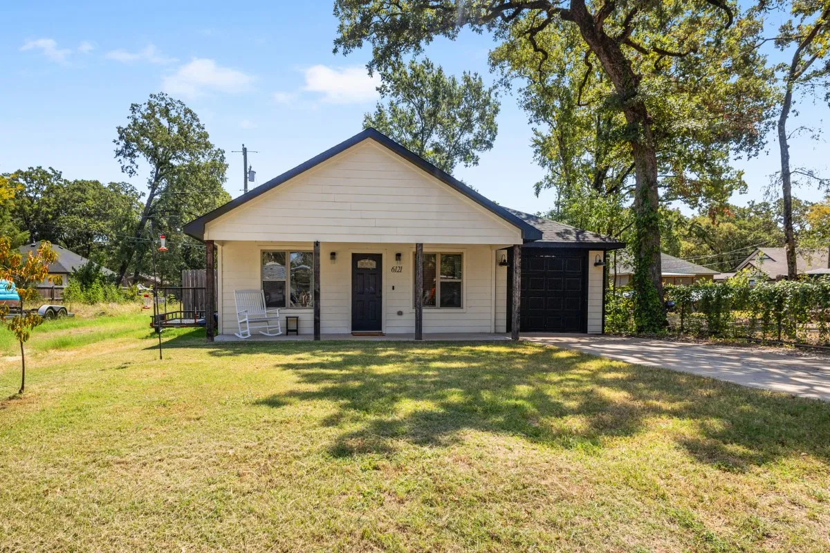 Single Family Residence For Sale in Henderson County , 6121 Choctaw Drive, Mabank, Texas 75156, 3 Bedroom, 2 Bathroom, 1 Garage spaces, 1,144 Sqft, built in 2022, mls#21356698, Real Estate Agent in Mabank, Homes For Sale in Henderson county, Homes For Sale in Mabank, Realtor in Mabank Texas, Real Estate Brokerage Independent Realty Texas, Luminita Cordes Realtor