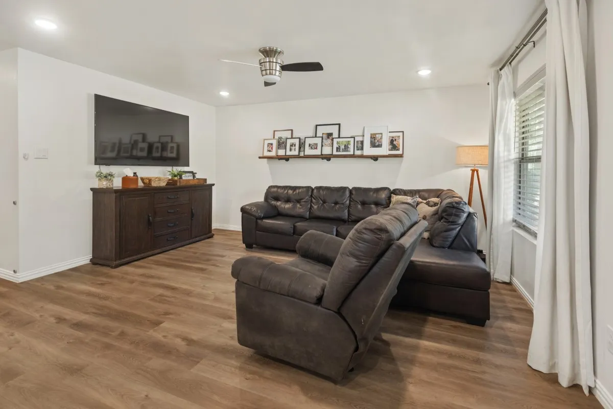 Single Family Residence For Sale in Henderson County , 6121 Choctaw Drive, Mabank, Texas 75156, 3 Bedroom, 2 Bathroom, 1 Garage spaces, 1,144 Sqft, built in 2022, mls#21356698, Real Estate Agent in Mabank, Homes For Sale in Henderson county, Homes For Sale in Mabank, Realtor in Mabank Texas, Real Estate Brokerage Independent Realty Texas, Luminita Cordes Realtor