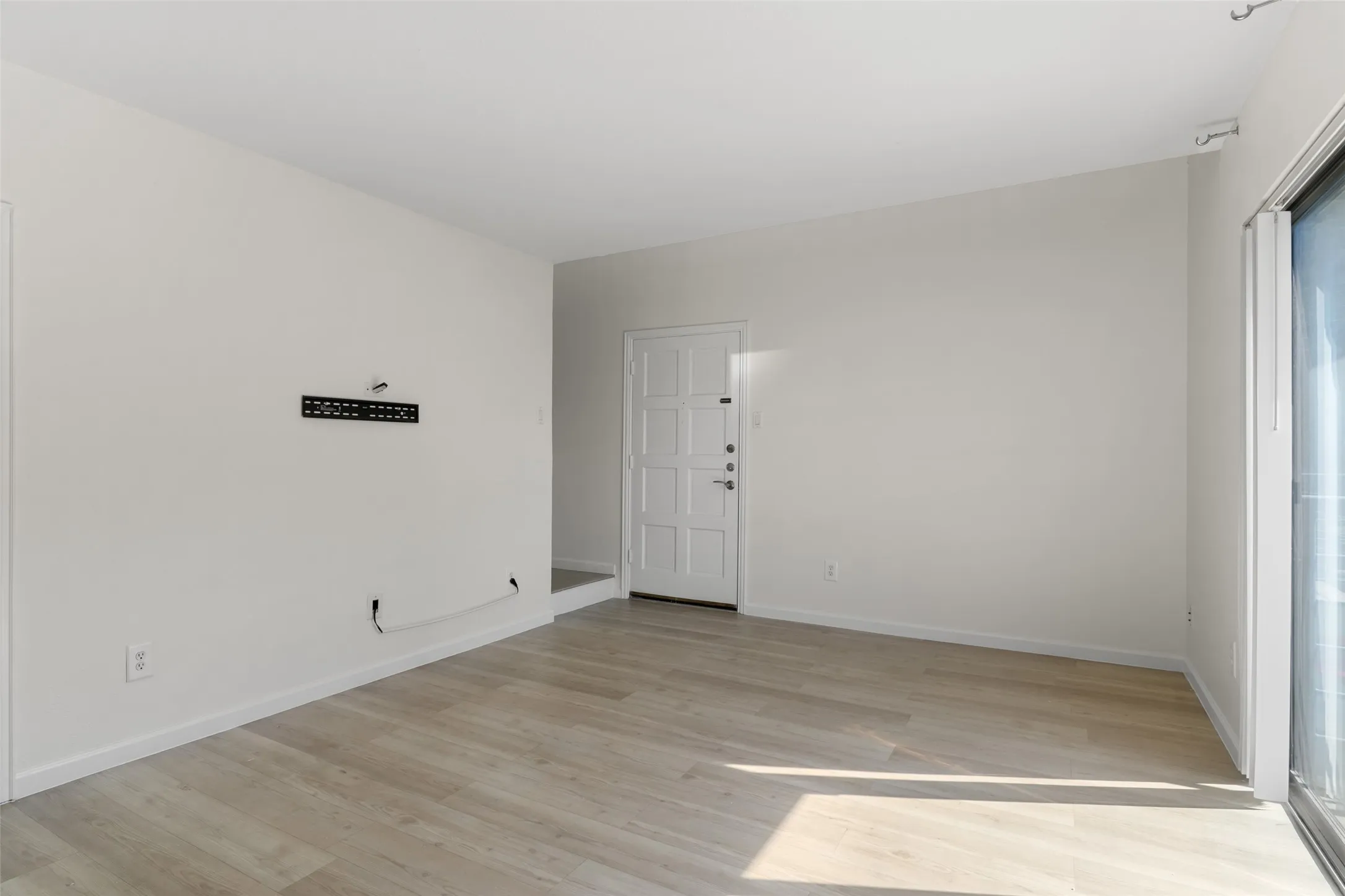 Condominium For Rent in Dallas County , 4211 Holland Avenue, Dallas, Texas 75219, 1 Bedroom, 1 Bathroom, Garage spaces, 632 Sqft, built in 1970, mls#21330966, Real Estate Agent in Dallas, Homes For Rent in Dallas county, Homes For Rent in Dallas, Realtor in Dallas Texas, Real Estate Brokerage Independent Realty Texas, Luminita Cordes Realtor