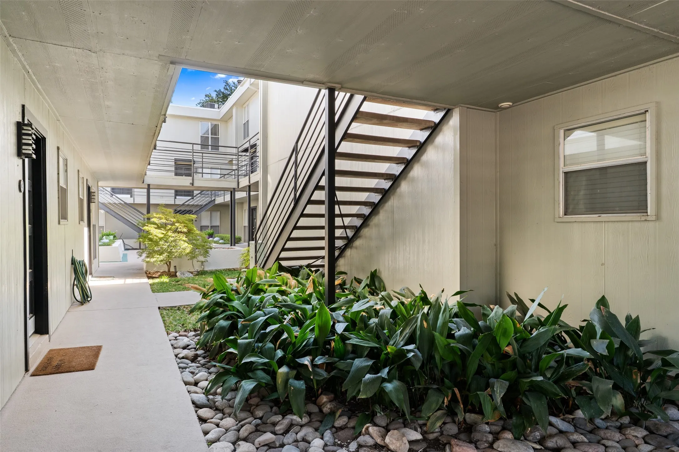 Condominium For Rent in Dallas County , 4211 Holland Avenue, Dallas, Texas 75219, 1 Bedroom, 1 Bathroom, Garage spaces, 632 Sqft, built in 1970, mls#21330966, Real Estate Agent in Dallas, Homes For Rent in Dallas county, Homes For Rent in Dallas, Realtor in Dallas Texas, Real Estate Brokerage Independent Realty Texas, Luminita Cordes Realtor