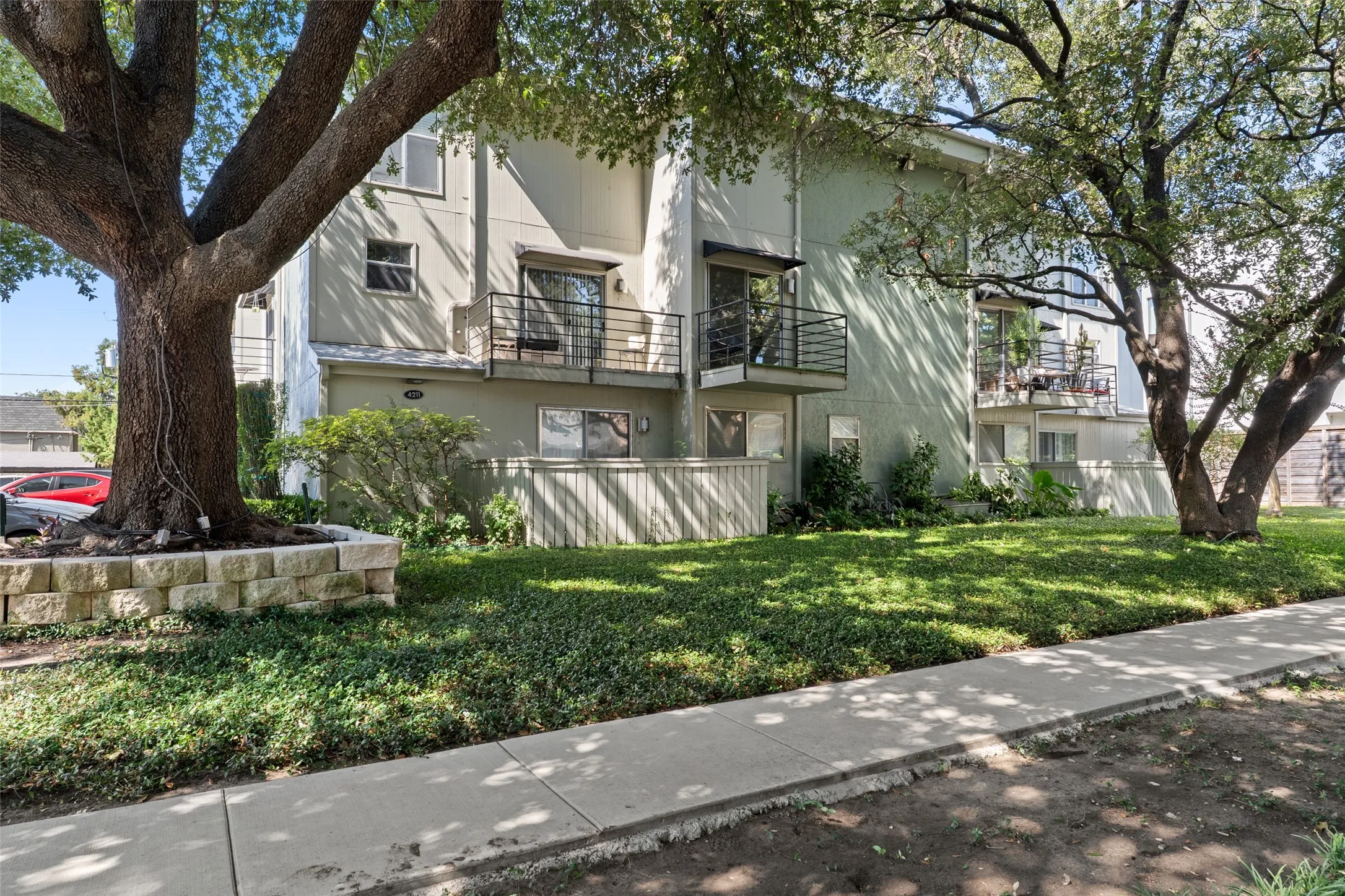 Condominium For Rent in Dallas County , 4211 Holland Avenue, Dallas, Texas 75219, 1 Bedroom, 1 Bathroom, Garage spaces, 632 Sqft, built in 1970, mls#21330966, Real Estate Agent in Dallas, Homes For Rent in Dallas county, Homes For Rent in Dallas, Realtor in Dallas Texas, Real Estate Brokerage Independent Realty Texas, Luminita Cordes Realtor