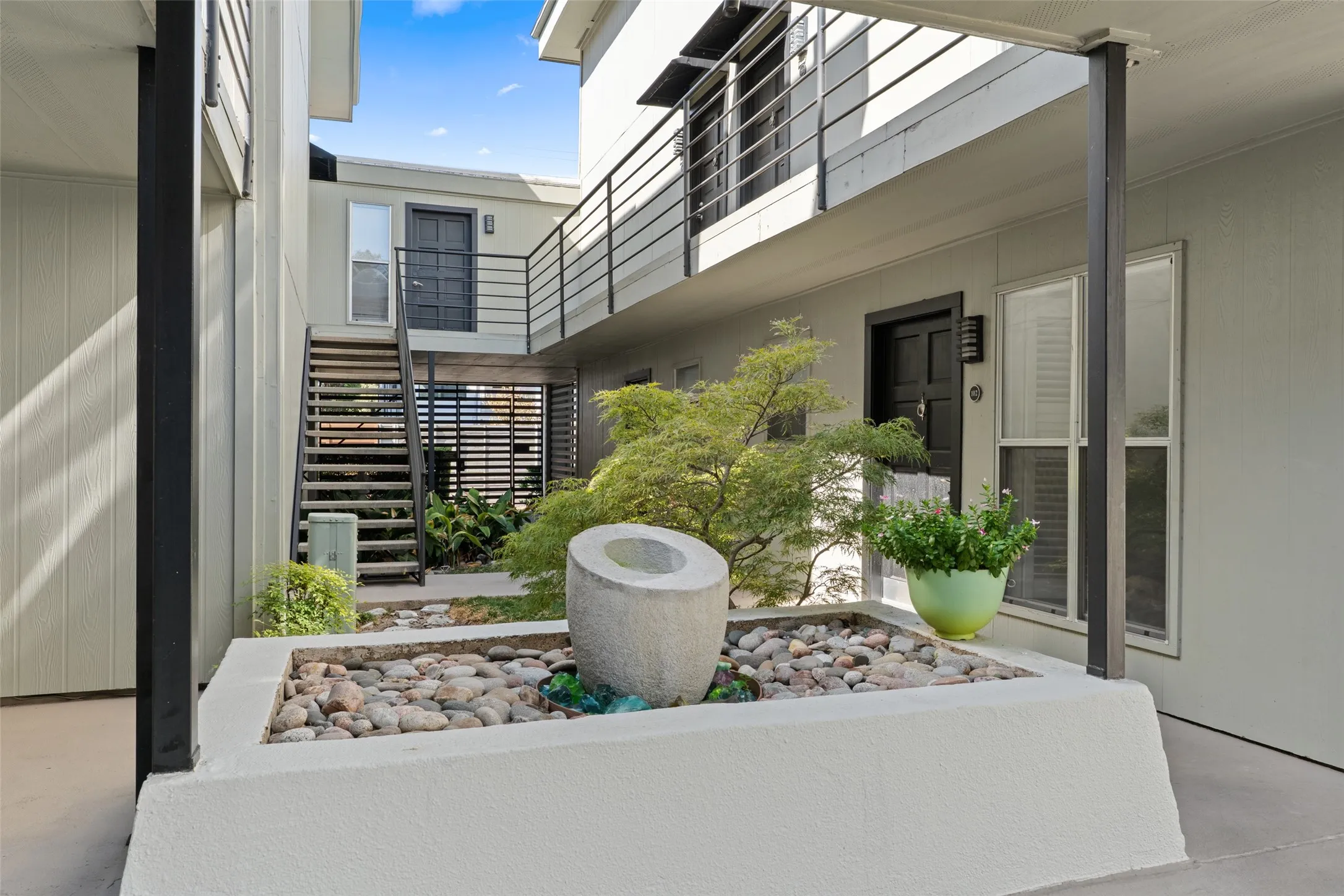 Condominium For Rent in Dallas County , 4211 Holland Avenue, Dallas, Texas 75219, 1 Bedroom, 1 Bathroom, Garage spaces, 632 Sqft, built in 1970, mls#21330966, Real Estate Agent in Dallas, Homes For Rent in Dallas county, Homes For Rent in Dallas, Realtor in Dallas Texas, Real Estate Brokerage Independent Realty Texas, Luminita Cordes Realtor
