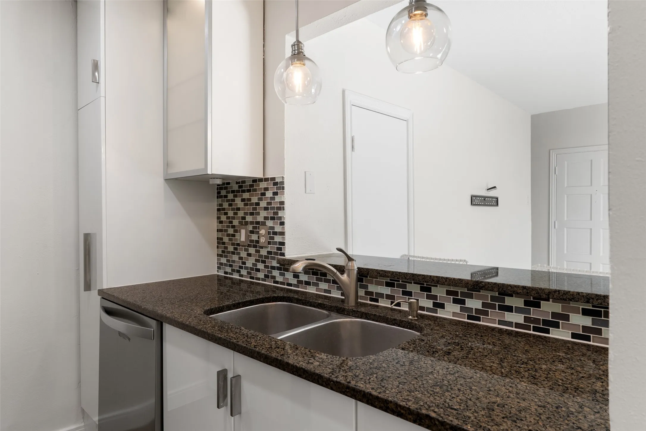 Condominium For Rent in Dallas County , 4211 Holland Avenue, Dallas, Texas 75219, 1 Bedroom, 1 Bathroom, Garage spaces, 632 Sqft, built in 1970, mls#21330966, Real Estate Agent in Dallas, Homes For Rent in Dallas county, Homes For Rent in Dallas, Realtor in Dallas Texas, Real Estate Brokerage Independent Realty Texas, Luminita Cordes Realtor