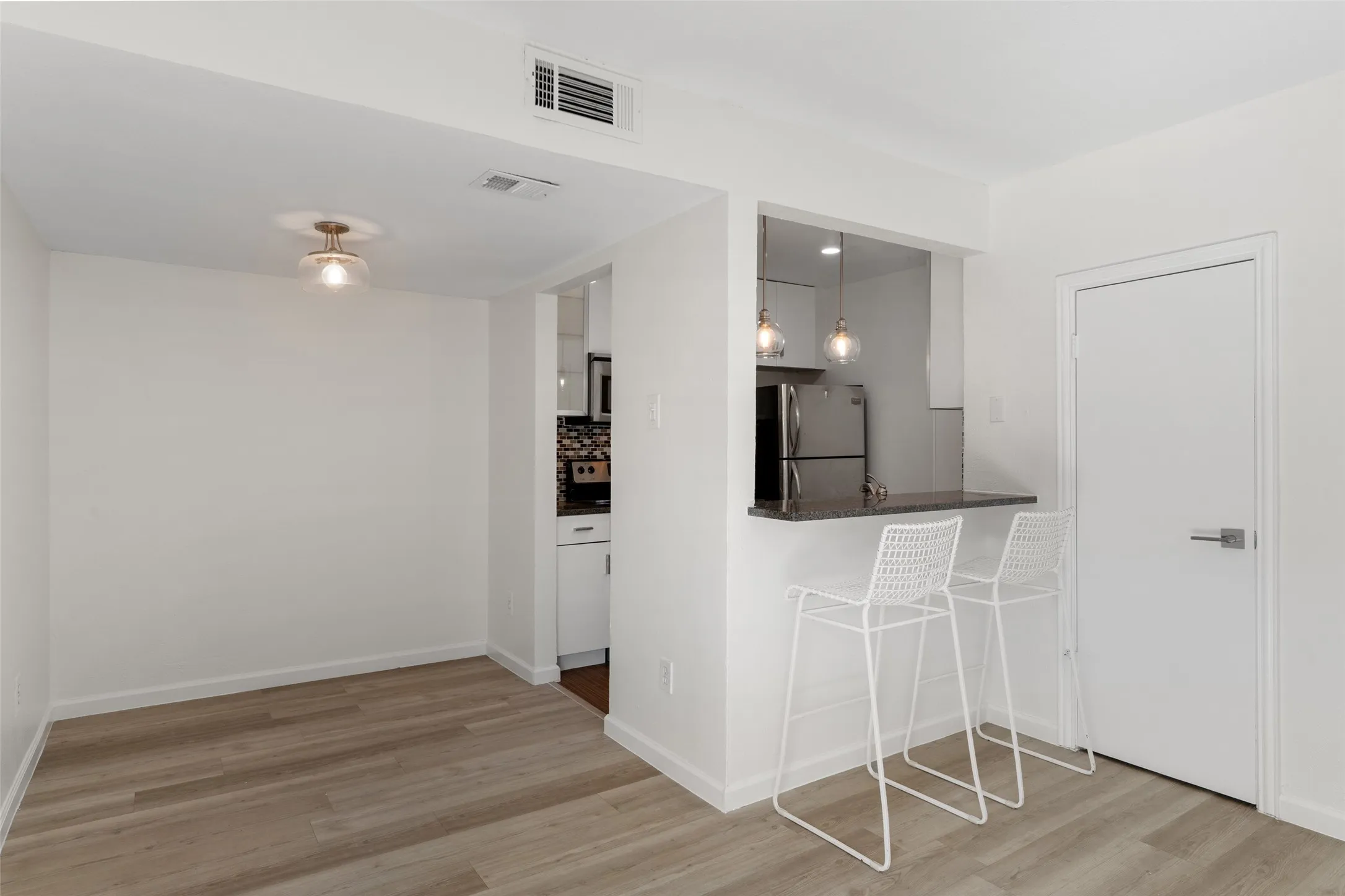 Condominium For Rent in Dallas County , 4211 Holland Avenue, Dallas, Texas 75219, 1 Bedroom, 1 Bathroom, Garage spaces, 632 Sqft, built in 1970, mls#21330966, Real Estate Agent in Dallas, Homes For Rent in Dallas county, Homes For Rent in Dallas, Realtor in Dallas Texas, Real Estate Brokerage Independent Realty Texas, Luminita Cordes Realtor