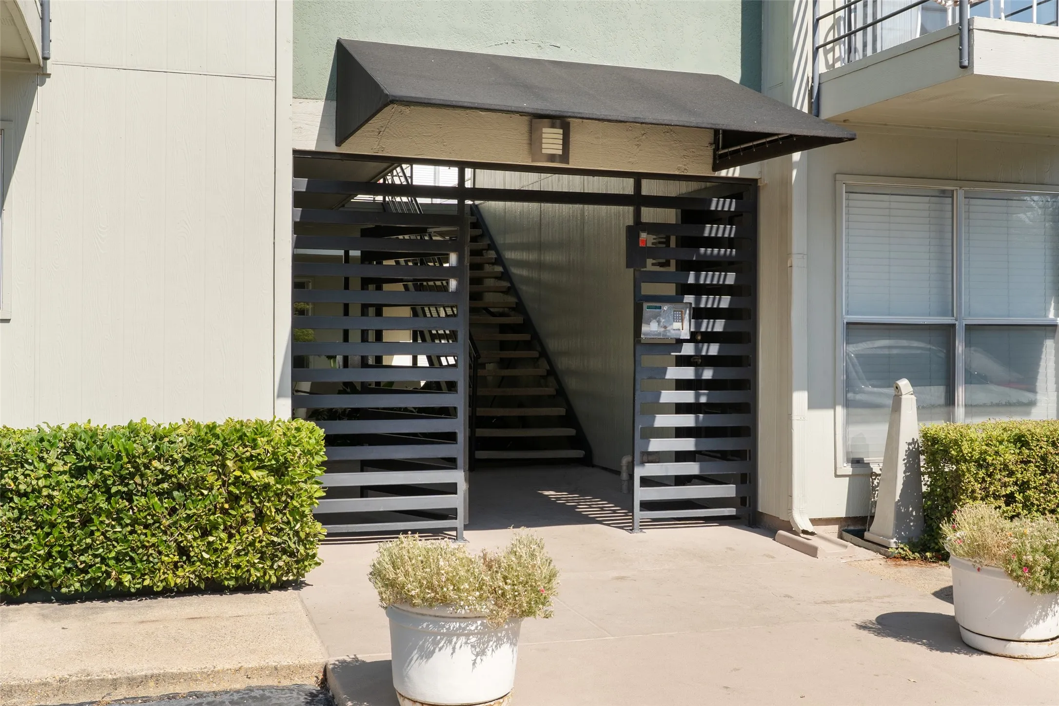 Condominium For Rent in Dallas County , 4211 Holland Avenue, Dallas, Texas 75219, 1 Bedroom, 1 Bathroom, Garage spaces, 632 Sqft, built in 1970, mls#21330966, Real Estate Agent in Dallas, Homes For Rent in Dallas county, Homes For Rent in Dallas, Realtor in Dallas Texas, Real Estate Brokerage Independent Realty Texas, Luminita Cordes Realtor