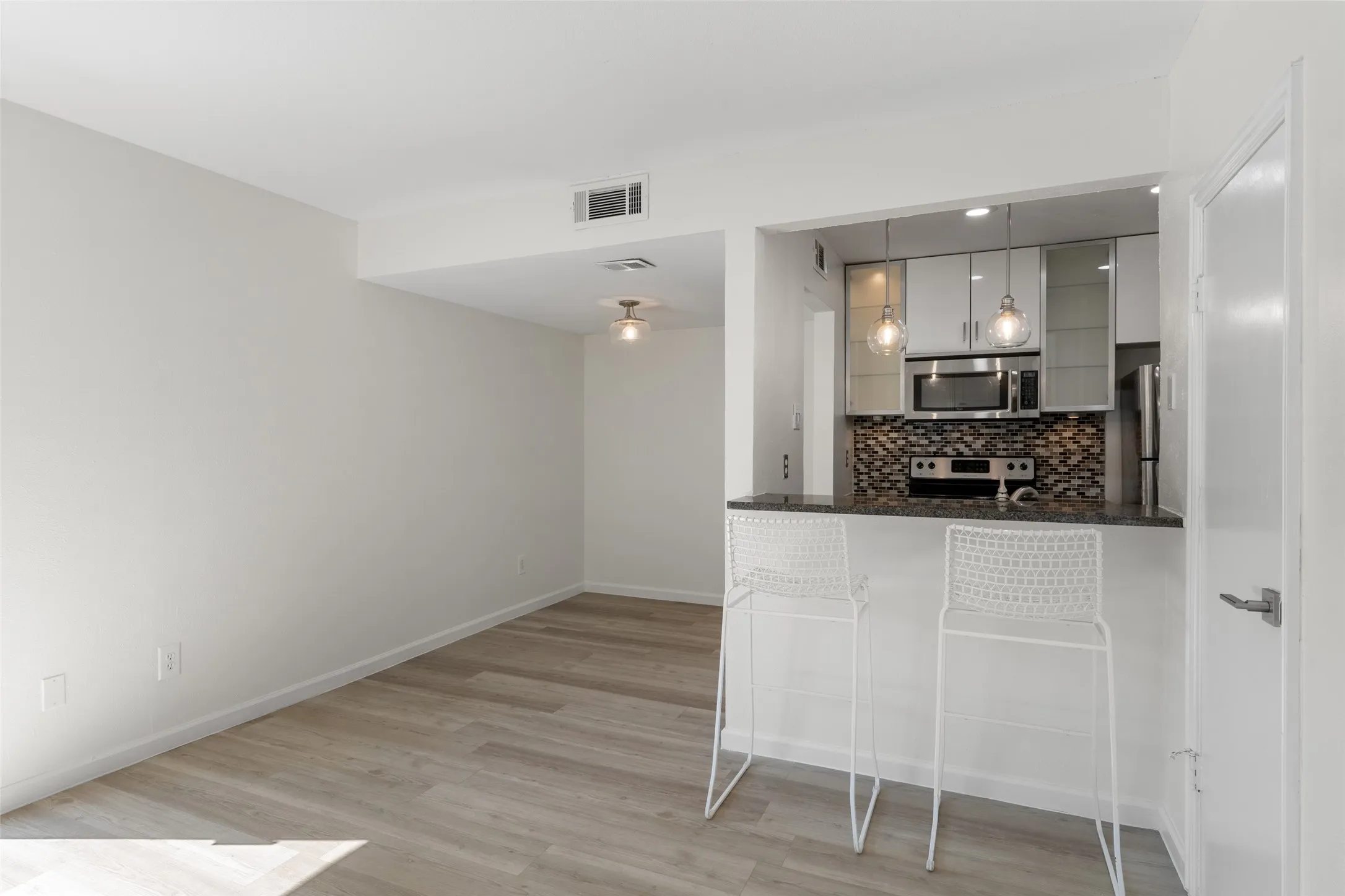 Condominium For Rent in Dallas County , 4211 Holland Avenue, Dallas, Texas 75219, 1 Bedroom, 1 Bathroom, Garage spaces, 632 Sqft, built in 1970, mls#21330966, Real Estate Agent in Dallas, Homes For Rent in Dallas county, Homes For Rent in Dallas, Realtor in Dallas Texas, Real Estate Brokerage Independent Realty Texas, Luminita Cordes Realtor