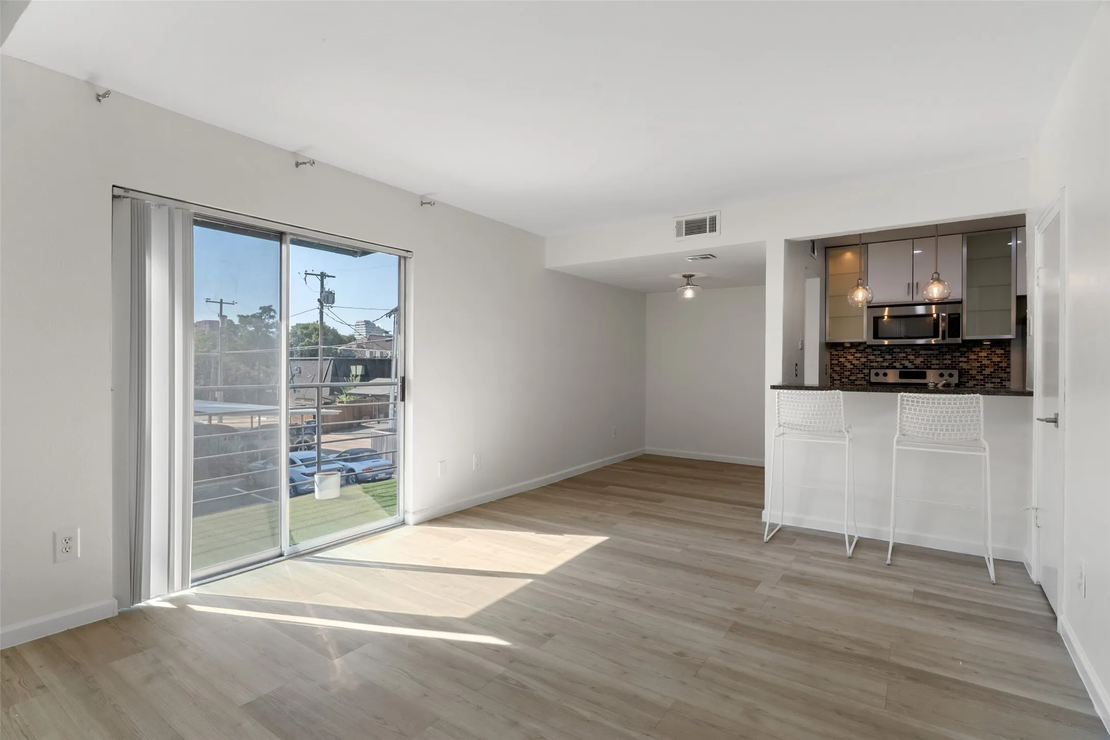 Condominium For Rent in Dallas County , 4211 Holland Avenue, Dallas, Texas 75219, 1 Bedroom, 1 Bathroom, Garage spaces, 632 Sqft, built in 1970, mls#21330966, Real Estate Agent in Dallas, Homes For Rent in Dallas county, Homes For Rent in Dallas, Realtor in Dallas Texas, Real Estate Brokerage Independent Realty Texas, Luminita Cordes Realtor