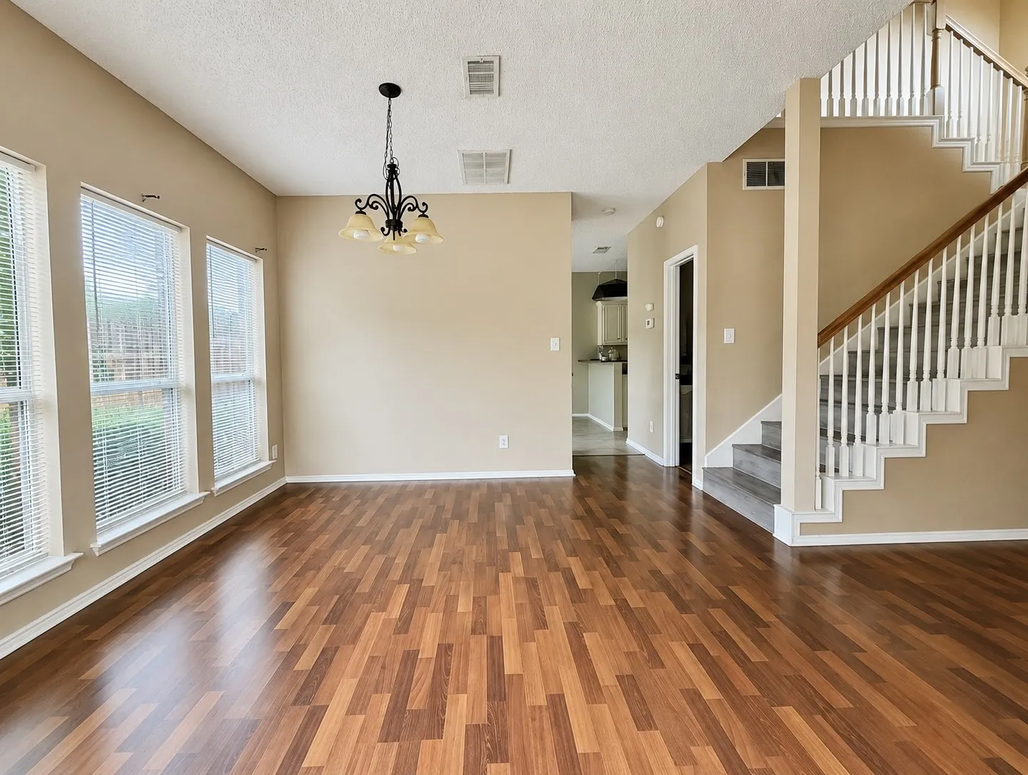 Single Family Residence For Rent in Collin County , 7900 Squire Lane, Frisco, Texas 75035, 3 Bedroom, 3 Bathroom, 2 Garage spaces, 1,736 Sqft, built in 1993, mls#21356723, Real Estate Agent in Frisco, Homes For Rent in Collin county, Homes For Rent in Frisco, Realtor in Frisco Texas, Real Estate Brokerage Independent Realty Texas, Luminita Cordes Realtor