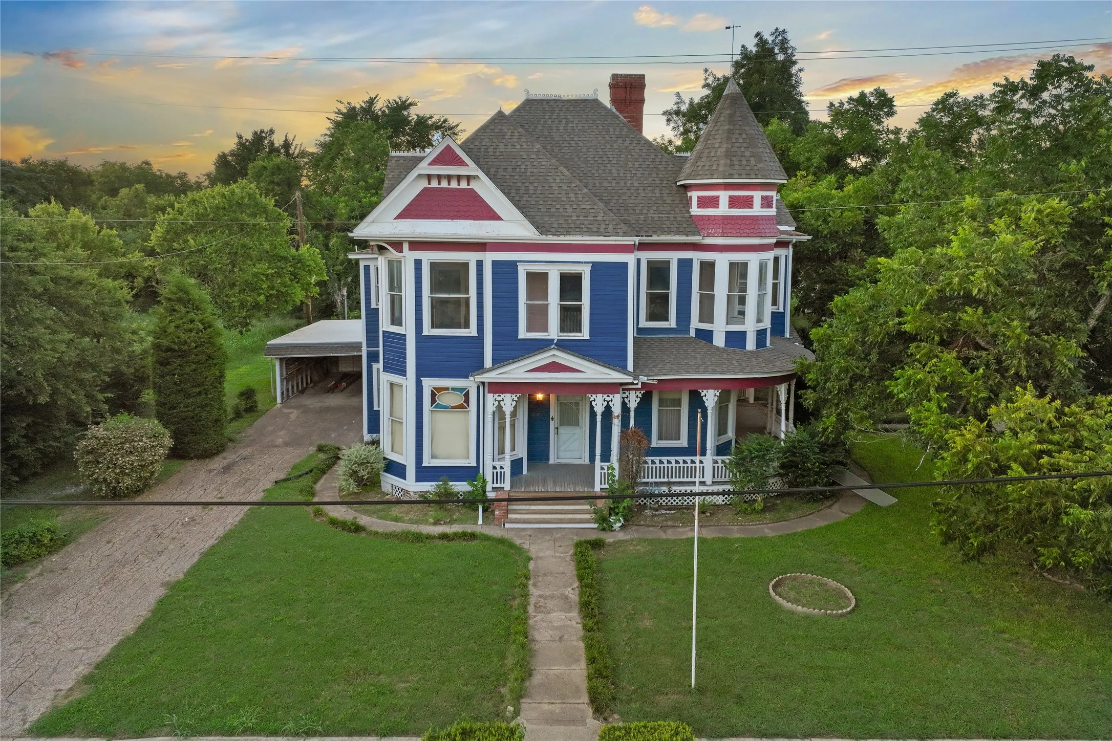 Single Family Residence For Sale in Falls County , 441 Houghton Avenue, Marlin, Texas 76661, 4 Bedroom, 3 Bathroom, Garage spaces, 2,644 Sqft, built in 1893, mls#21356728, Real Estate Agent in Marlin, Homes For Sale in Falls county, Homes For Sale in Marlin, Realtor in Marlin Texas, Real Estate Brokerage Independent Realty Texas, Luminita Cordes Realtor