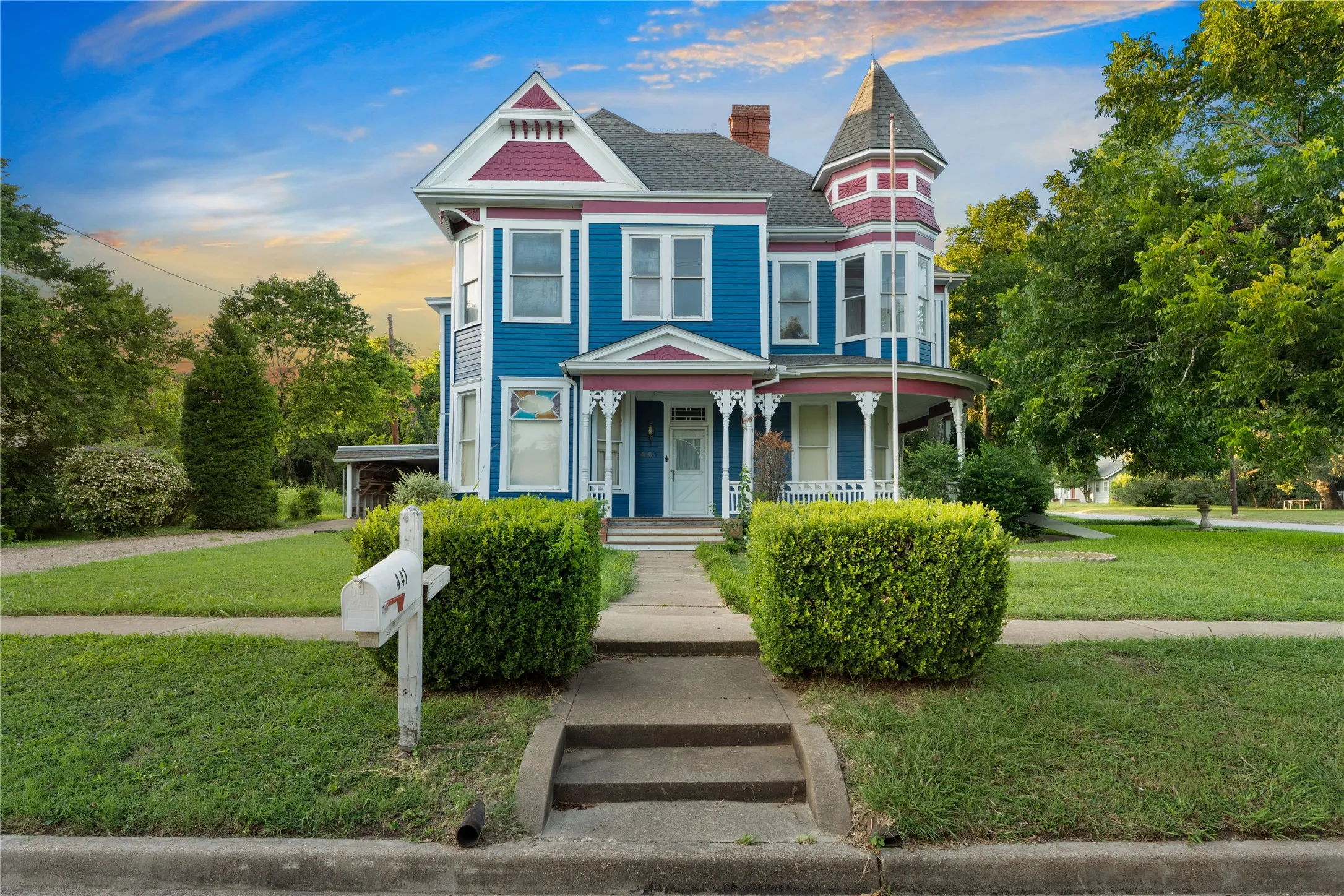 Single Family Residence For Sale in Falls County , 441 Houghton Avenue, Marlin, Texas 76661, 4 Bedroom, 3 Bathroom, Garage spaces, 2,644 Sqft, built in 1893, mls#21356728, Real Estate Agent in Marlin, Homes For Sale in Falls county, Homes For Sale in Marlin, Realtor in Marlin Texas, Real Estate Brokerage Independent Realty Texas, Luminita Cordes Realtor