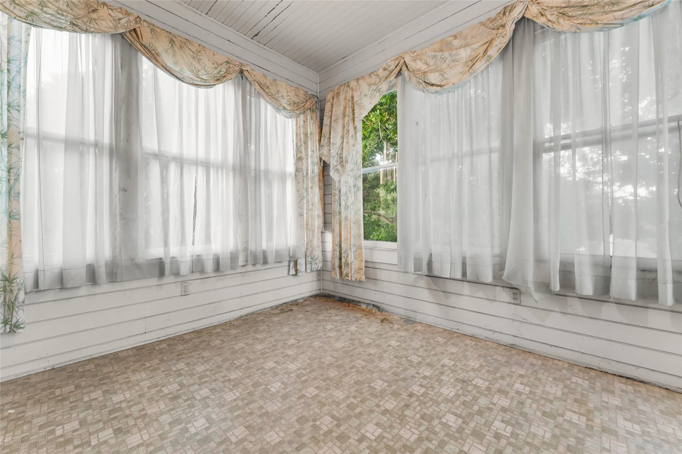 Single Family Residence For Sale in Falls County , 441 Houghton Avenue, Marlin, Texas 76661, 4 Bedroom, 3 Bathroom, Garage spaces, 2,644 Sqft, built in 1893, mls#21356728, Real Estate Agent in Marlin, Homes For Sale in Falls county, Homes For Sale in Marlin, Realtor in Marlin Texas, Real Estate Brokerage Independent Realty Texas, Luminita Cordes Realtor
