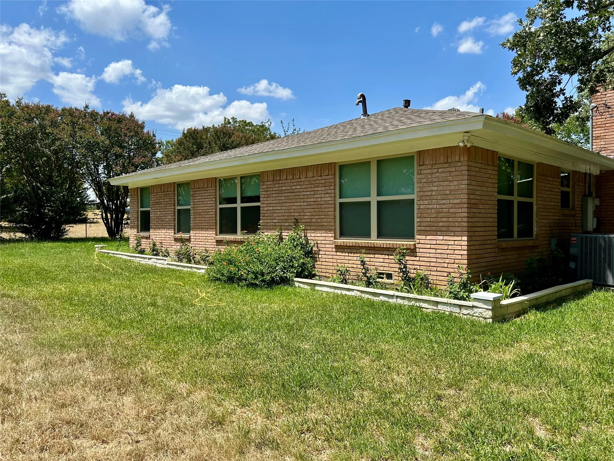 Single Family Residence For Rent in Tarrant County , 1212 W Murphy Road, Colleyville, Texas 76034, 3 Bedroom, 3 Bathroom, Garage spaces, 2,056 Sqft, built in 1960, mls#21356231, Real Estate Agent in Colleyville, Homes For Rent in Tarrant county, Homes For Rent in Colleyville, Realtor in Colleyville Texas, Real Estate Brokerage Independent Realty Texas, Luminita Cordes Realtor