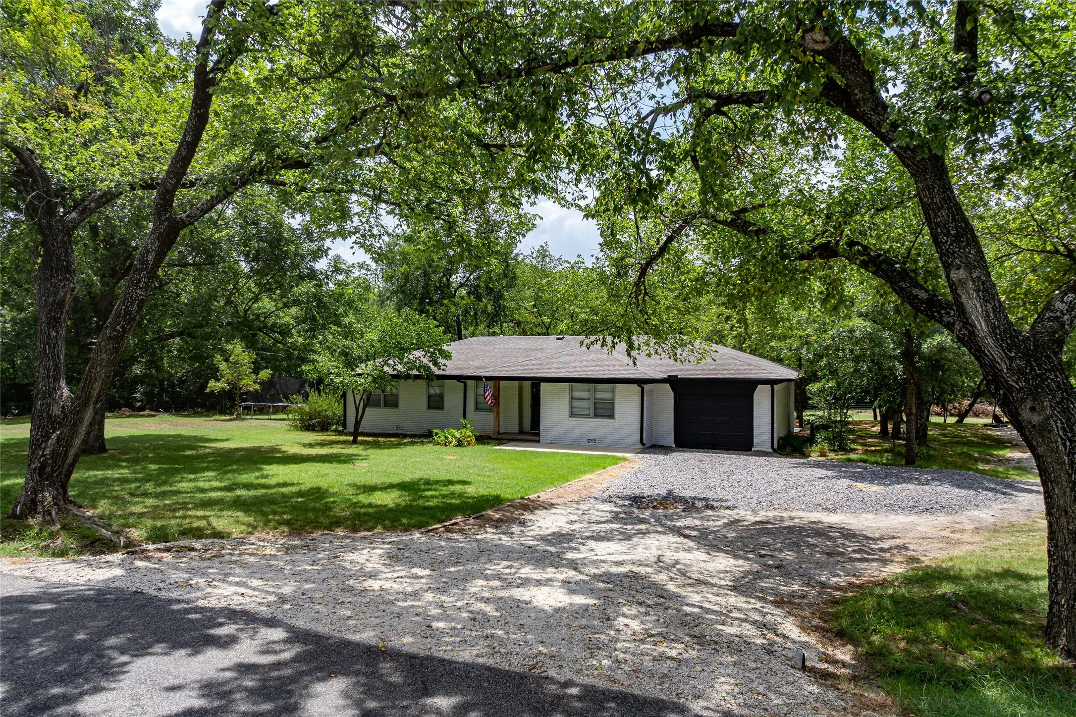 Single Family Residence For Sale in Grayson County , 414 Flowing Wells Road, Pottsboro, Texas 75076, 3 Bedroom, 2 Bathroom, 1 Garage spaces, 1,300 Sqft, built in 1960, Price $515,000, mls#21352807, Real Estate Agent in Pottsboro, Homes For Sale in Grayson county, Homes For Sale in Pottsboro, Realtor in Pottsboro Texas, Real Estate Brokerage Independent Realty Texas, Luminita Cordes Realtor