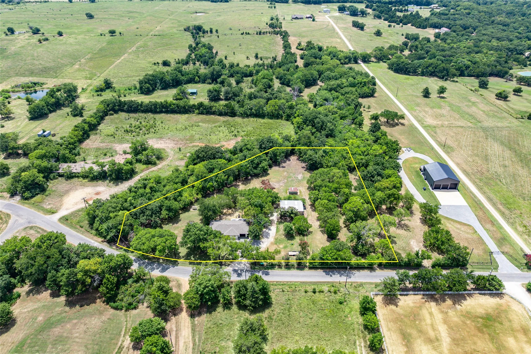 Single Family Residence For Sale in Grayson County , 414 Flowing Wells Road, Pottsboro, Texas 75076, 3 Bedroom, 2 Bathroom, 1 Garage spaces, 1,300 Sqft, built in 1960, Price $515,000, mls#21352807, Real Estate Agent in Pottsboro, Homes For Sale in Grayson county, Homes For Sale in Pottsboro, Realtor in Pottsboro Texas, Real Estate Brokerage Independent Realty Texas, Luminita Cordes Realtor