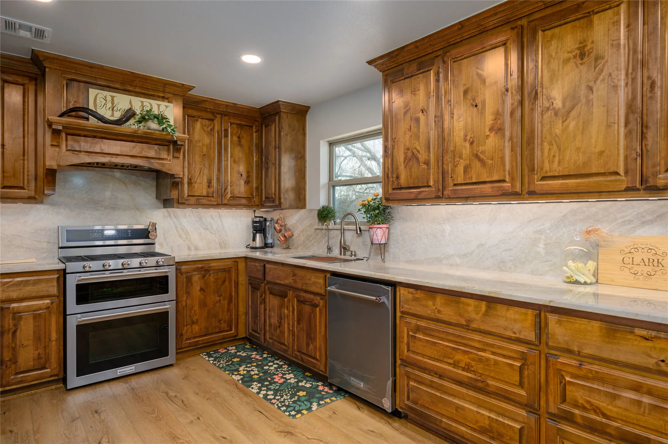 Single Family Residence For Sale in Grayson County , 414 Flowing Wells Road, Pottsboro, Texas 75076, 3 Bedroom, 2 Bathroom, 1 Garage spaces, 1,300 Sqft, built in 1960, Price $515,000, mls#21352807, Real Estate Agent in Pottsboro, Homes For Sale in Grayson county, Homes For Sale in Pottsboro, Realtor in Pottsboro Texas, Real Estate Brokerage Independent Realty Texas, Luminita Cordes Realtor
