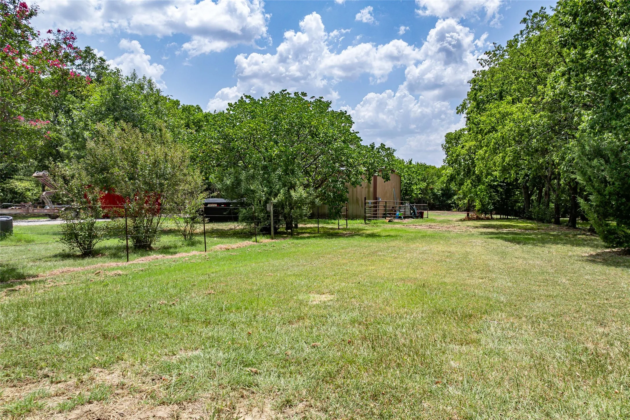 Single Family Residence For Sale in Grayson County , 414 Flowing Wells Road, Pottsboro, Texas 75076, 3 Bedroom, 2 Bathroom, 1 Garage spaces, 1,300 Sqft, built in 1960, Price $515,000, mls#21352807, Real Estate Agent in Pottsboro, Homes For Sale in Grayson county, Homes For Sale in Pottsboro, Realtor in Pottsboro Texas, Real Estate Brokerage Independent Realty Texas, Luminita Cordes Realtor
