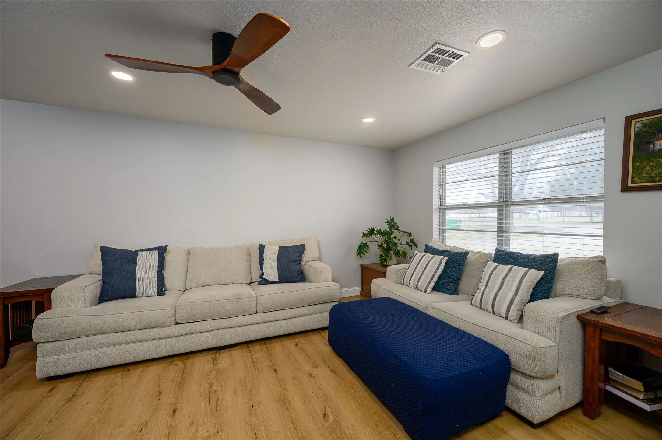 Single Family Residence For Sale in Grayson County , 414 Flowing Wells Road, Pottsboro, Texas 75076, 3 Bedroom, 2 Bathroom, 1 Garage spaces, 1,300 Sqft, built in 1960, Price $515,000, mls#21352807, Real Estate Agent in Pottsboro, Homes For Sale in Grayson county, Homes For Sale in Pottsboro, Realtor in Pottsboro Texas, Real Estate Brokerage Independent Realty Texas, Luminita Cordes Realtor