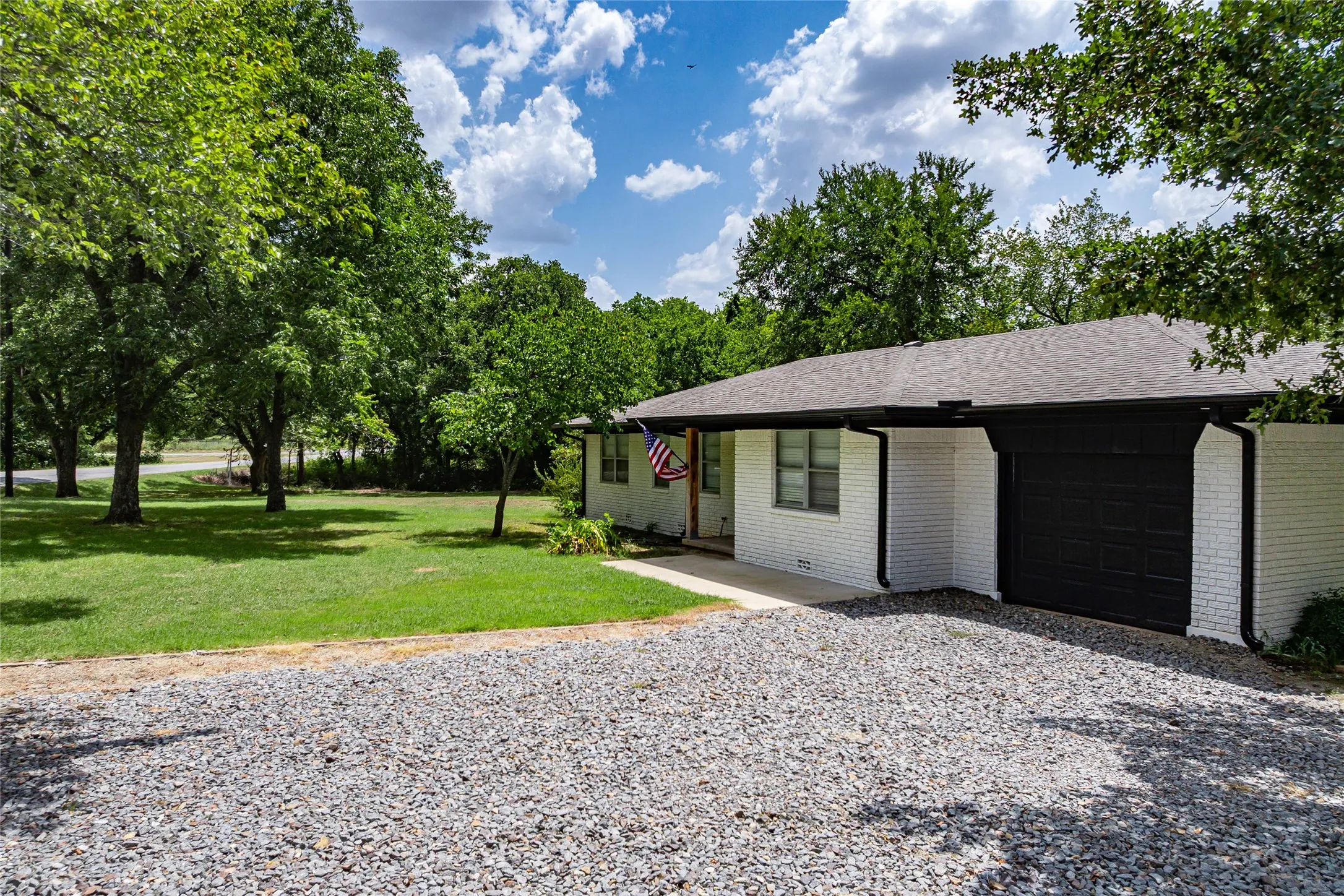 Single Family Residence For Sale in Grayson County , 414 Flowing Wells Road, Pottsboro, Texas 75076, 3 Bedroom, 2 Bathroom, 1 Garage spaces, 1,300 Sqft, built in 1960, Price $515,000, mls#21352807, Real Estate Agent in Pottsboro, Homes For Sale in Grayson county, Homes For Sale in Pottsboro, Realtor in Pottsboro Texas, Real Estate Brokerage Independent Realty Texas, Luminita Cordes Realtor