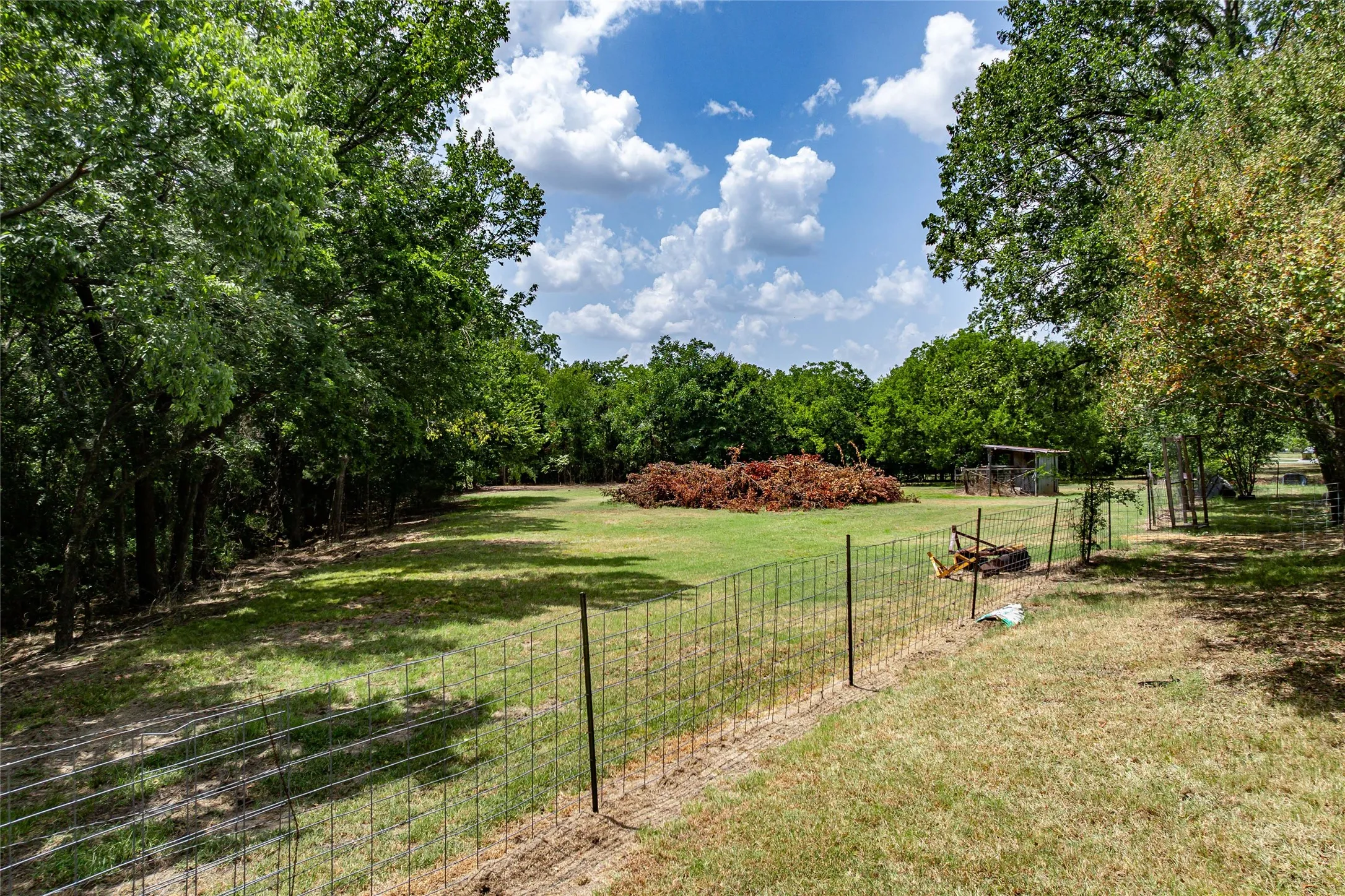 Single Family Residence For Sale in Grayson County , 414 Flowing Wells Road, Pottsboro, Texas 75076, 3 Bedroom, 2 Bathroom, 1 Garage spaces, 1,300 Sqft, built in 1960, Price $515,000, mls#21352807, Real Estate Agent in Pottsboro, Homes For Sale in Grayson county, Homes For Sale in Pottsboro, Realtor in Pottsboro Texas, Real Estate Brokerage Independent Realty Texas, Luminita Cordes Realtor