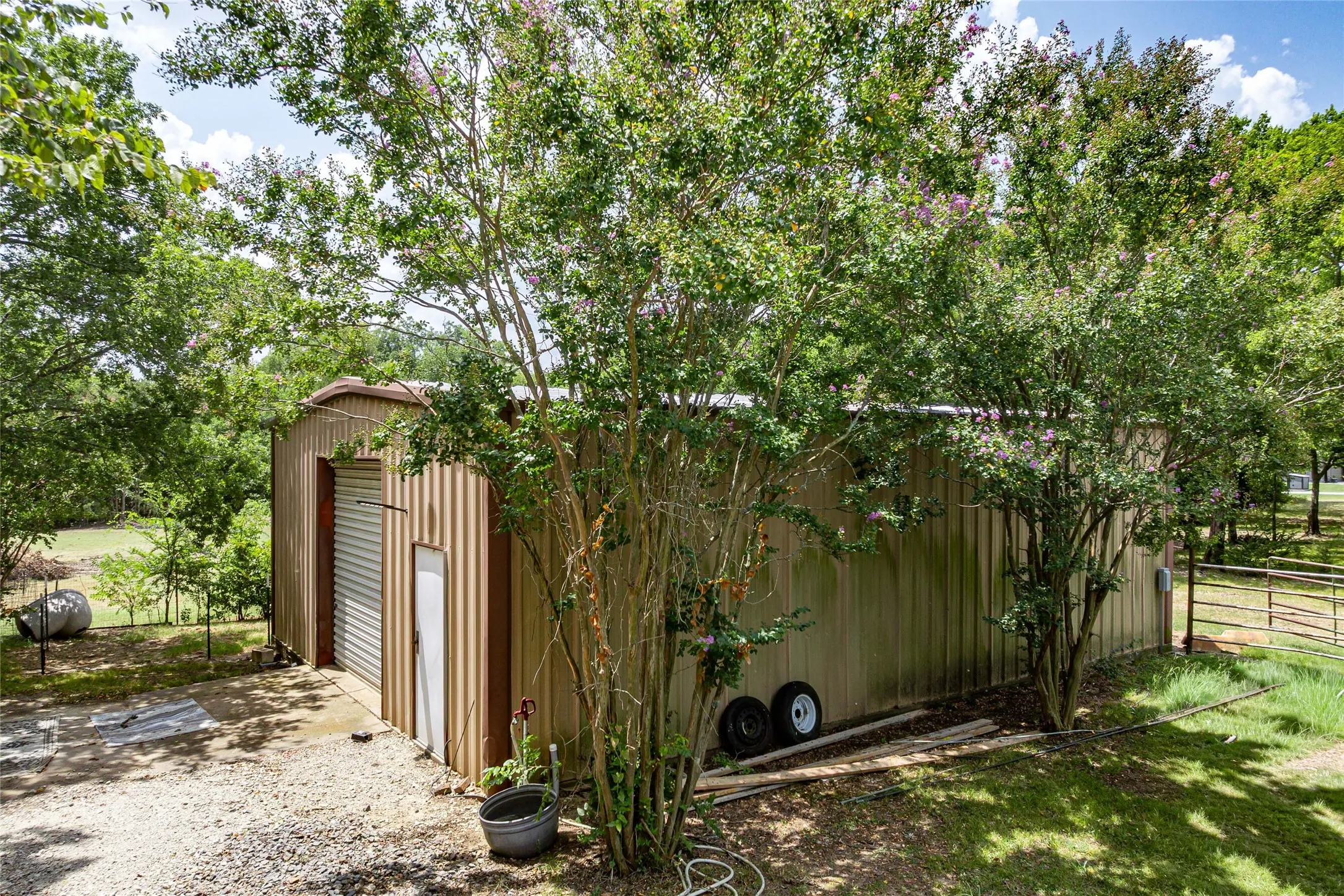 Single Family Residence For Sale in Grayson County , 414 Flowing Wells Road, Pottsboro, Texas 75076, 3 Bedroom, 2 Bathroom, 1 Garage spaces, 1,300 Sqft, built in 1960, Price $515,000, mls#21352807, Real Estate Agent in Pottsboro, Homes For Sale in Grayson county, Homes For Sale in Pottsboro, Realtor in Pottsboro Texas, Real Estate Brokerage Independent Realty Texas, Luminita Cordes Realtor