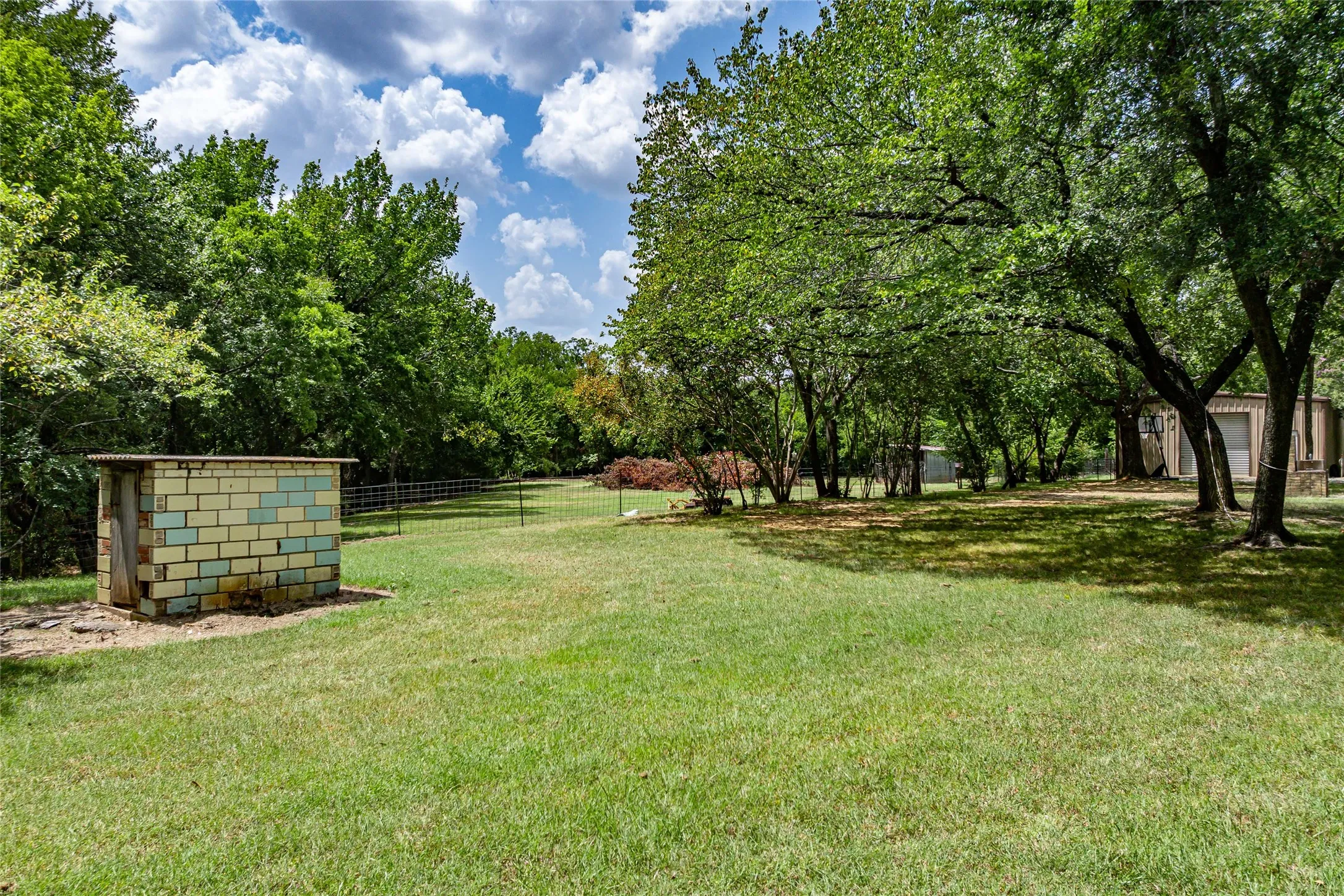 Single Family Residence For Sale in Grayson County , 414 Flowing Wells Road, Pottsboro, Texas 75076, 3 Bedroom, 2 Bathroom, 1 Garage spaces, 1,300 Sqft, built in 1960, Price $515,000, mls#21352807, Real Estate Agent in Pottsboro, Homes For Sale in Grayson county, Homes For Sale in Pottsboro, Realtor in Pottsboro Texas, Real Estate Brokerage Independent Realty Texas, Luminita Cordes Realtor