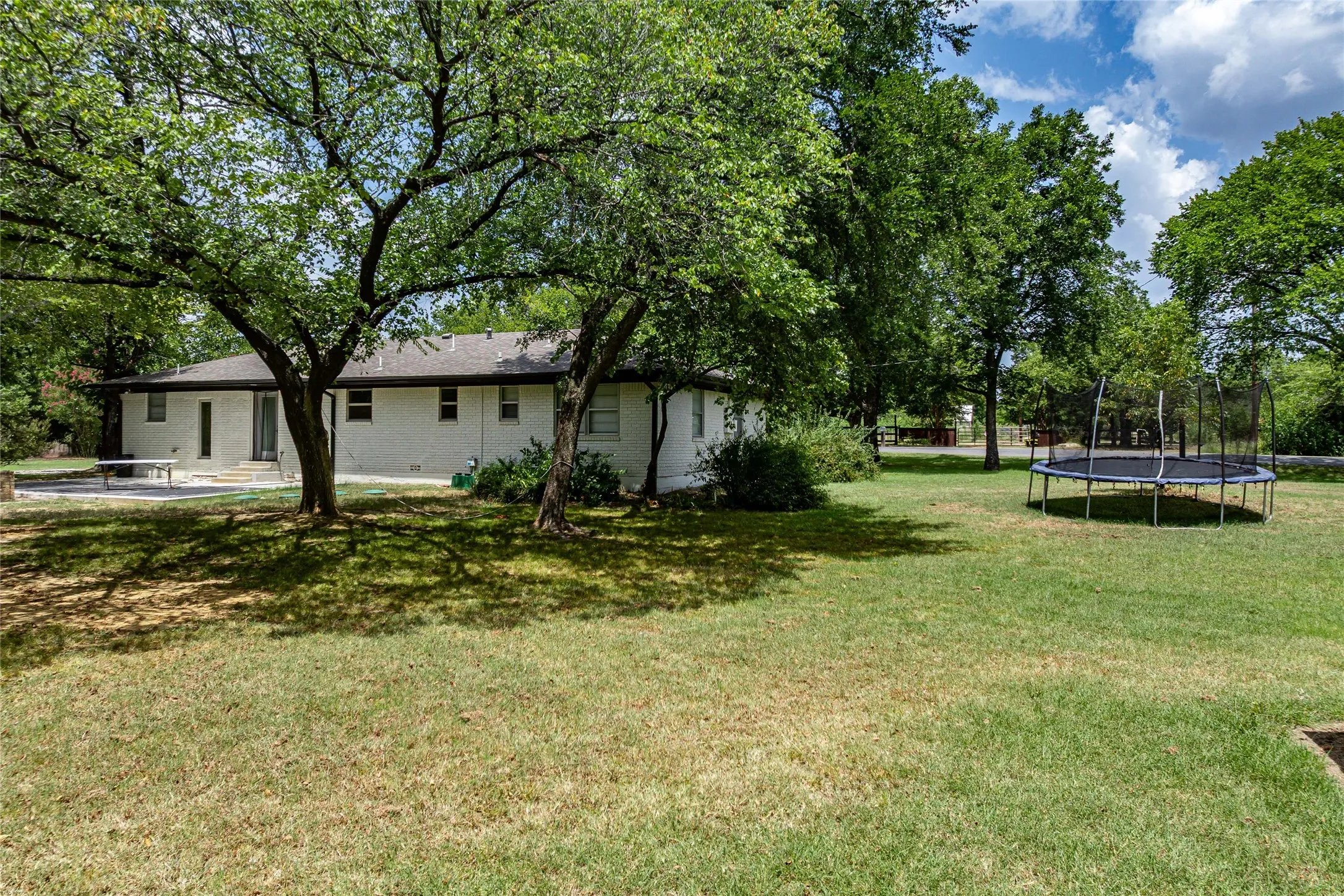 Single Family Residence For Sale in Grayson County , 414 Flowing Wells Road, Pottsboro, Texas 75076, 3 Bedroom, 2 Bathroom, 1 Garage spaces, 1,300 Sqft, built in 1960, Price $515,000, mls#21352807, Real Estate Agent in Pottsboro, Homes For Sale in Grayson county, Homes For Sale in Pottsboro, Realtor in Pottsboro Texas, Real Estate Brokerage Independent Realty Texas, Luminita Cordes Realtor