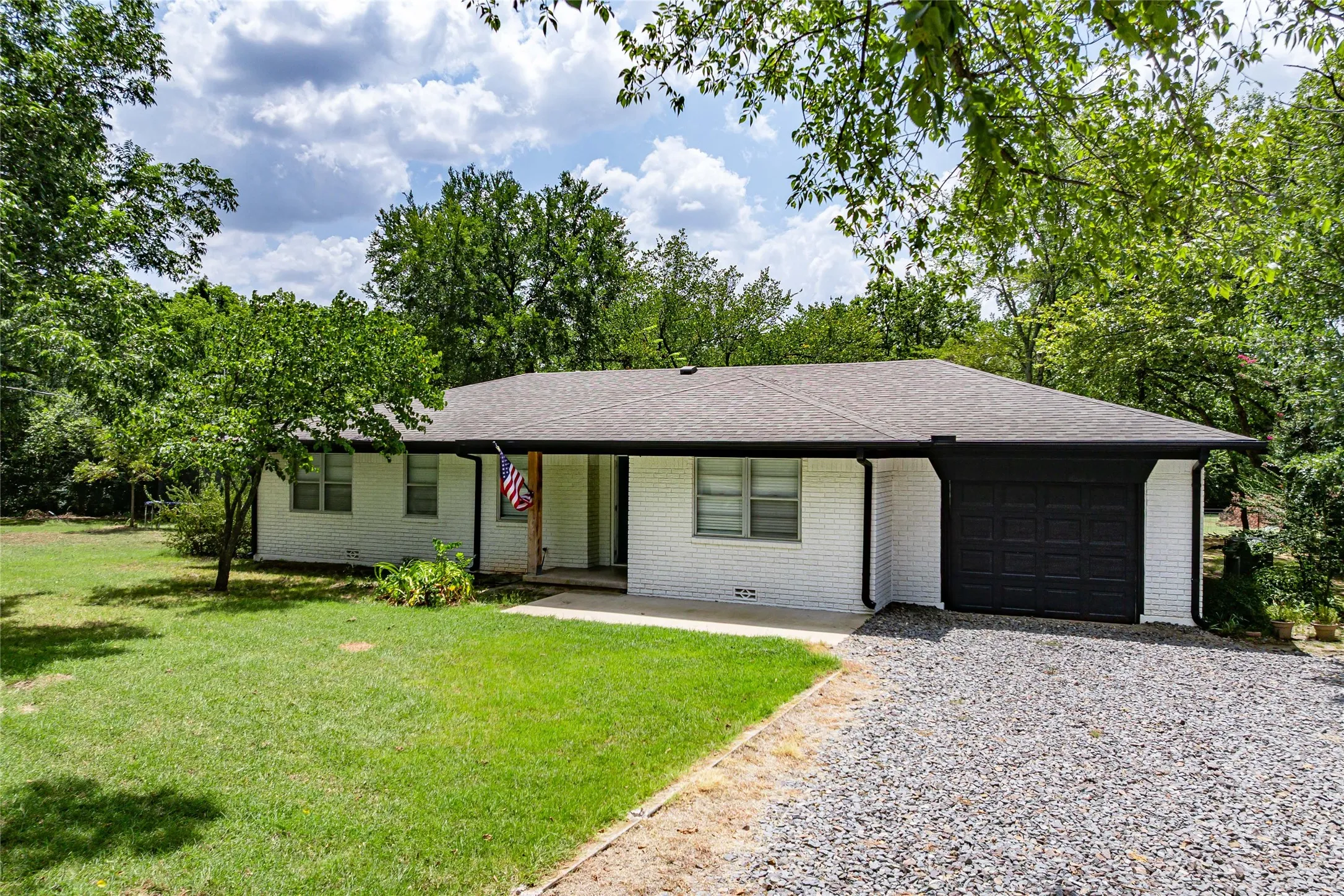 Single Family Residence For Sale in Grayson County , 414 Flowing Wells Road, Pottsboro, Texas 75076, 3 Bedroom, 2 Bathroom, 1 Garage spaces, 1,300 Sqft, built in 1960, Price $515,000, mls#21352807, Real Estate Agent in Pottsboro, Homes For Sale in Grayson county, Homes For Sale in Pottsboro, Realtor in Pottsboro Texas, Real Estate Brokerage Independent Realty Texas, Luminita Cordes Realtor