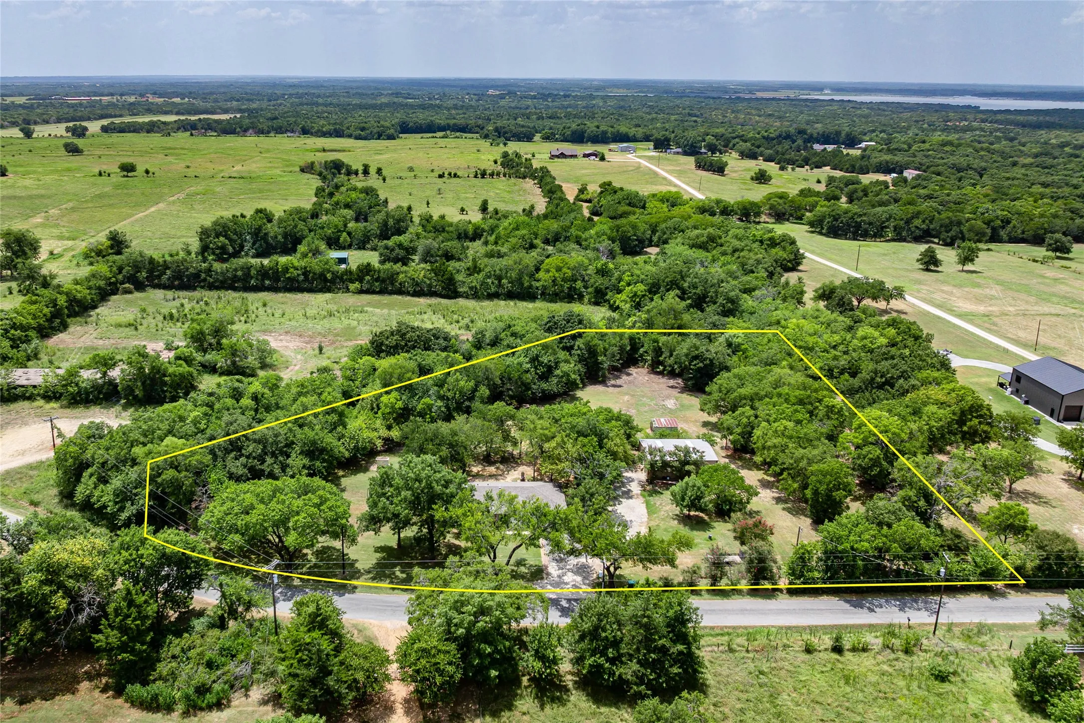 Single Family Residence For Sale in Grayson County , 414 Flowing Wells Road, Pottsboro, Texas 75076, 3 Bedroom, 2 Bathroom, 1 Garage spaces, 1,300 Sqft, built in 1960, Price $515,000, mls#21352807, Real Estate Agent in Pottsboro, Homes For Sale in Grayson county, Homes For Sale in Pottsboro, Realtor in Pottsboro Texas, Real Estate Brokerage Independent Realty Texas, Luminita Cordes Realtor