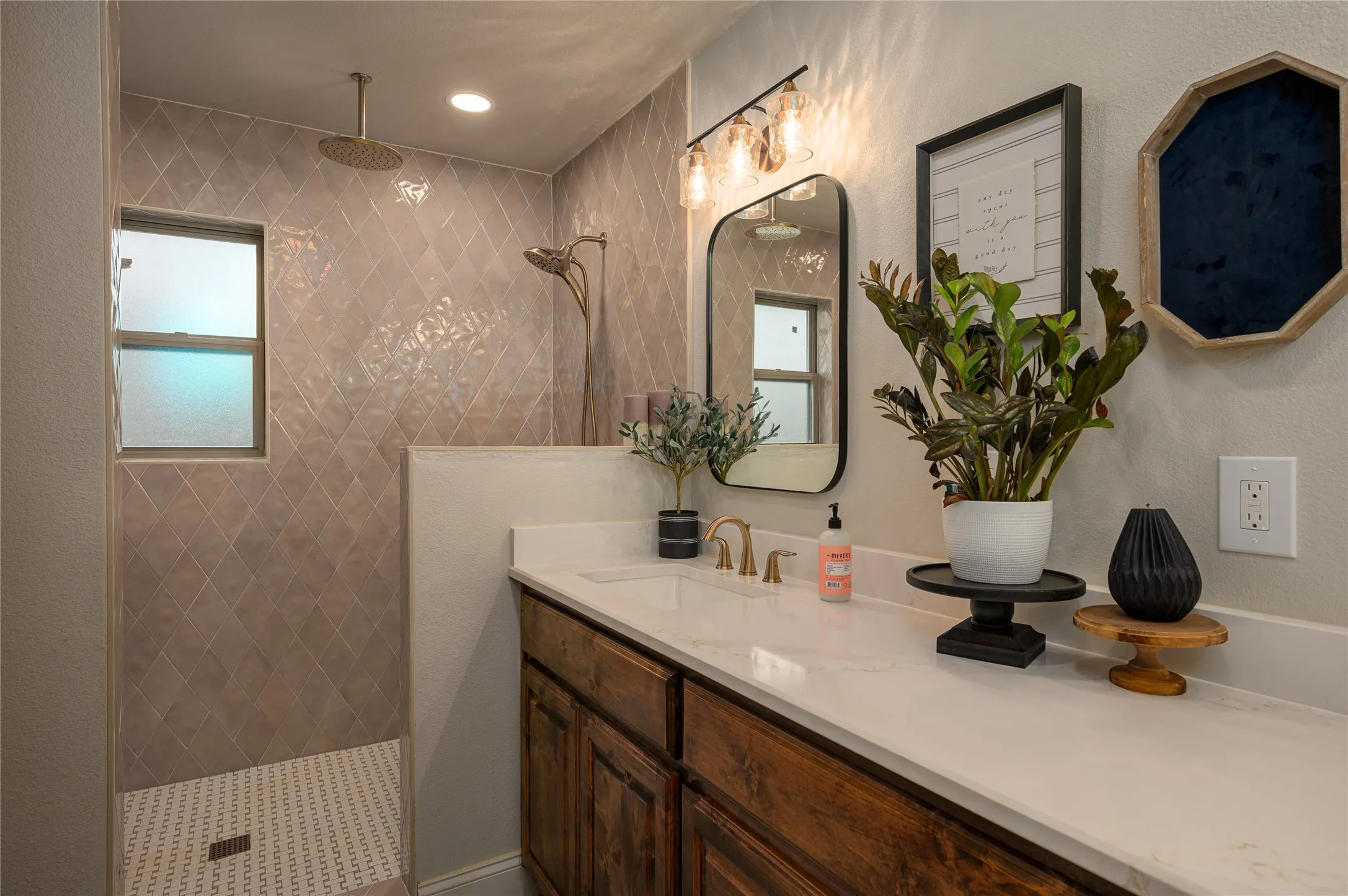 Single Family Residence For Sale in Grayson County , 414 Flowing Wells Road, Pottsboro, Texas 75076, 3 Bedroom, 2 Bathroom, 1 Garage spaces, 1,300 Sqft, built in 1960, Price $515,000, mls#21352807, Real Estate Agent in Pottsboro, Homes For Sale in Grayson county, Homes For Sale in Pottsboro, Realtor in Pottsboro Texas, Real Estate Brokerage Independent Realty Texas, Luminita Cordes Realtor