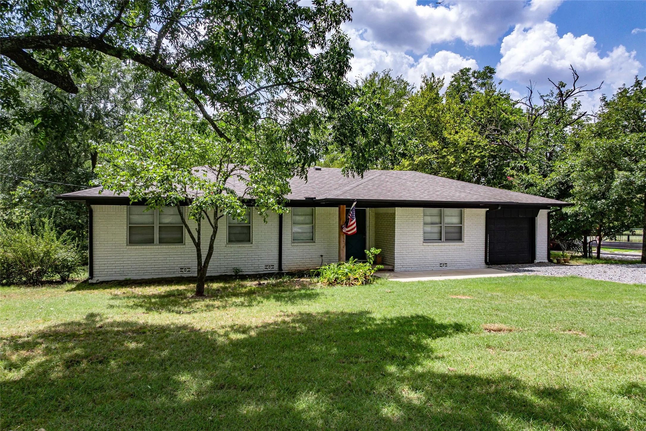 Single Family Residence For Sale in Grayson County , 414 Flowing Wells Road, Pottsboro, Texas 75076, 3 Bedroom, 2 Bathroom, 1 Garage spaces, 1,300 Sqft, built in 1960, Price $515,000, mls#21352807, Real Estate Agent in Pottsboro, Homes For Sale in Grayson county, Homes For Sale in Pottsboro, Realtor in Pottsboro Texas, Real Estate Brokerage Independent Realty Texas, Luminita Cordes Realtor