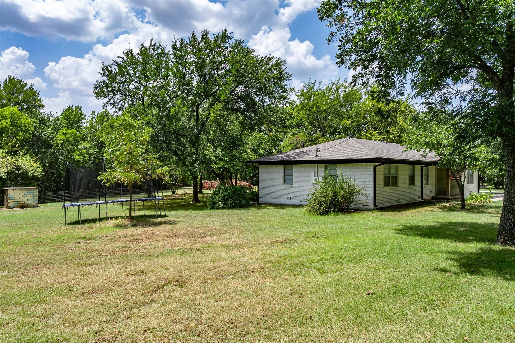 Single Family Residence For Sale in Grayson County , 414 Flowing Wells Road, Pottsboro, Texas 75076, 3 Bedroom, 2 Bathroom, 1 Garage spaces, 1,300 Sqft, built in 1960, Price $515,000, mls#21352807, Real Estate Agent in Pottsboro, Homes For Sale in Grayson county, Homes For Sale in Pottsboro, Realtor in Pottsboro Texas, Real Estate Brokerage Independent Realty Texas, Luminita Cordes Realtor