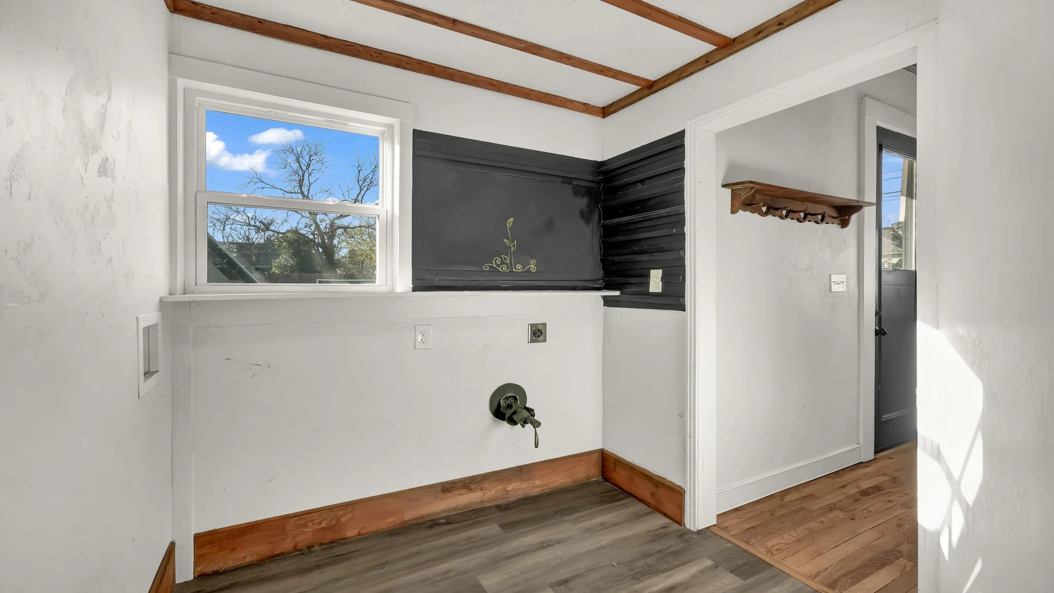 Single Family Residence For Sale in Parker County , 405 S Bowie Drive, Weatherford, Texas 76086, 4 Bedroom, 3 Bathroom, 2 Garage spaces, 2,036 Sqft, built in 1900, Price $350,000, mls#21356735, Real Estate Agent in Weatherford, Homes For Sale in Parker county, Homes For Sale in Weatherford, Realtor in Weatherford Texas, Real Estate Brokerage Independent Realty Texas, Luminita Cordes Realtor