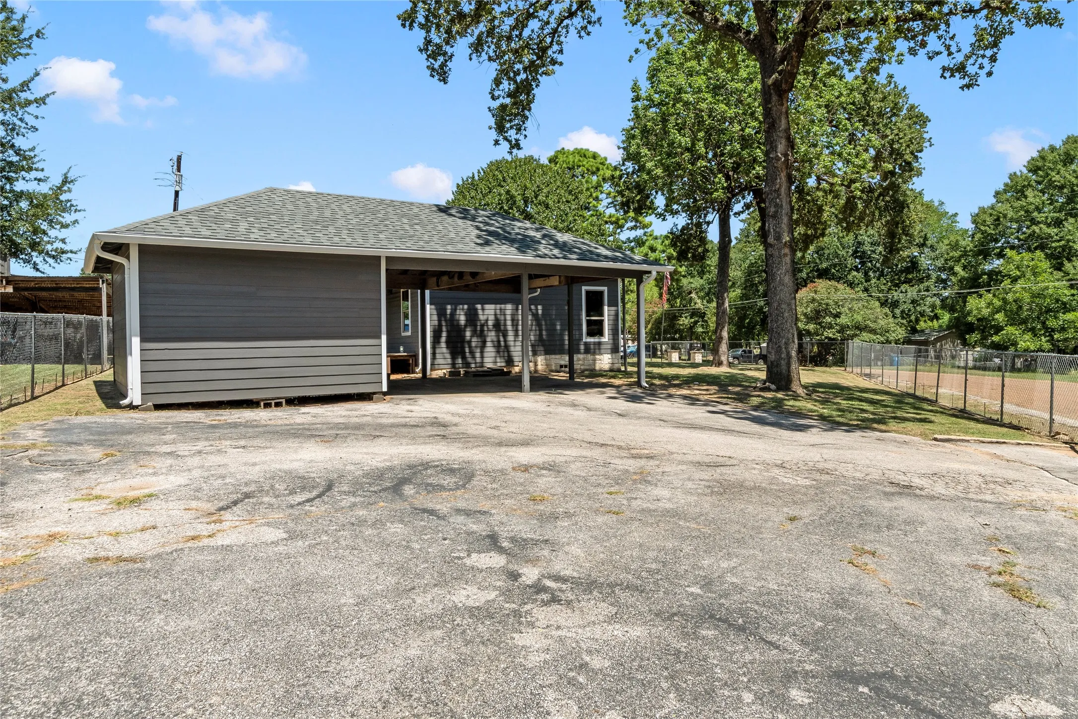 Single Family Residence For Sale in Henderson County , 109 Bayview Street, Gun Barrel City, Texas 75156, 4 Bedroom, 2 Bathroom, Garage spaces, 2,240 Sqft, built in 0, mls#21347569, Real Estate Agent in Gun Barrel City, Homes For Sale in Henderson county, Homes For Sale in Gun Barrel City, Realtor in Gun Barrel City Texas, Real Estate Brokerage Independent Realty Texas, Luminita Cordes Realtor