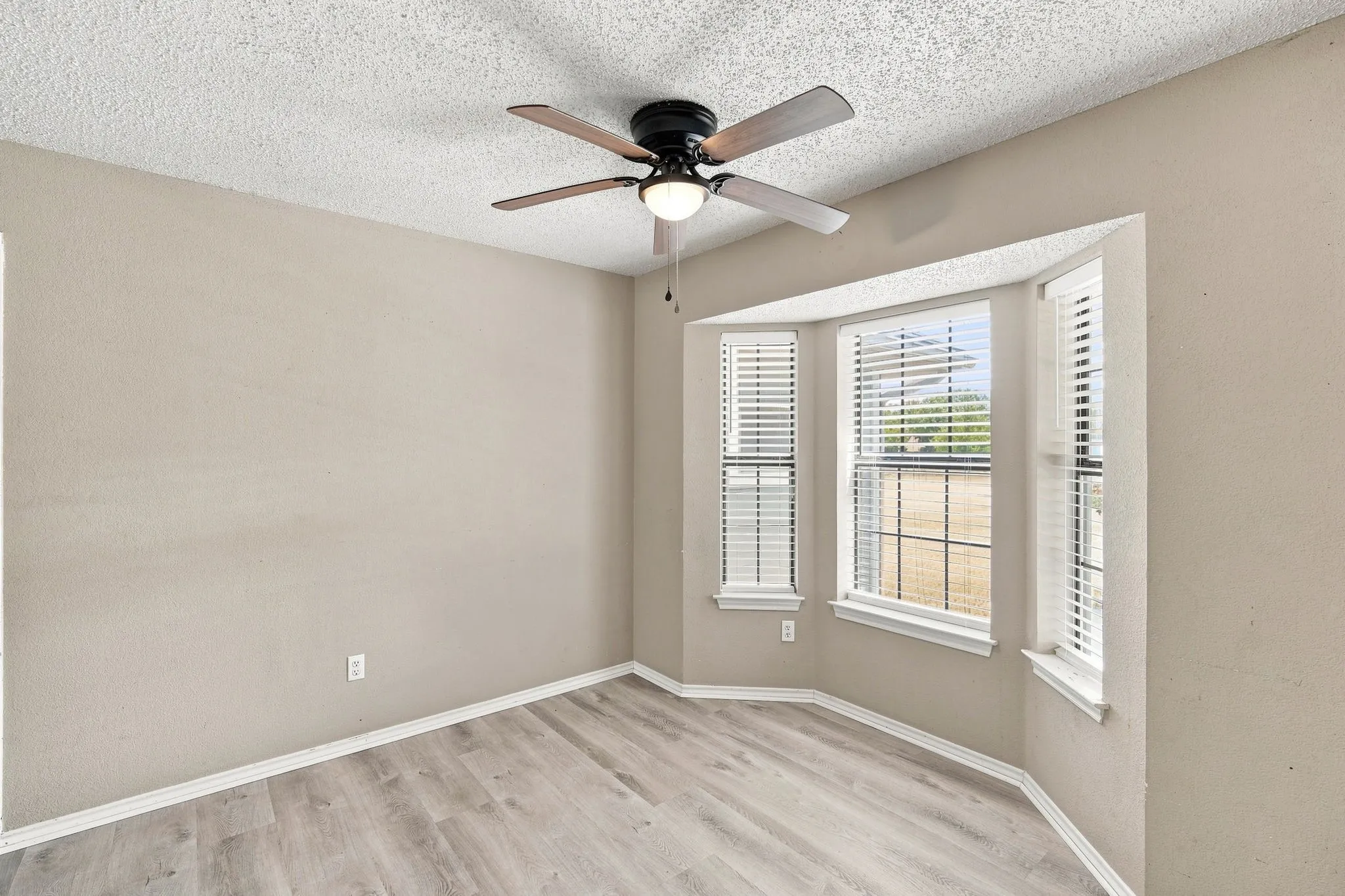 Single Family Residence For Sale in Ellis County , 316 Janis Lane, Waxahachie, Texas 75165, 3 Bedroom, 2 Bathroom, 2 Garage spaces, 1,244 Sqft, built in 1995, mls#21355320, Real Estate Agent in Waxahachie, Homes For Sale in Ellis county, Homes For Sale in Waxahachie, Realtor in Waxahachie Texas, Real Estate Brokerage Independent Realty Texas, Luminita Cordes Realtor