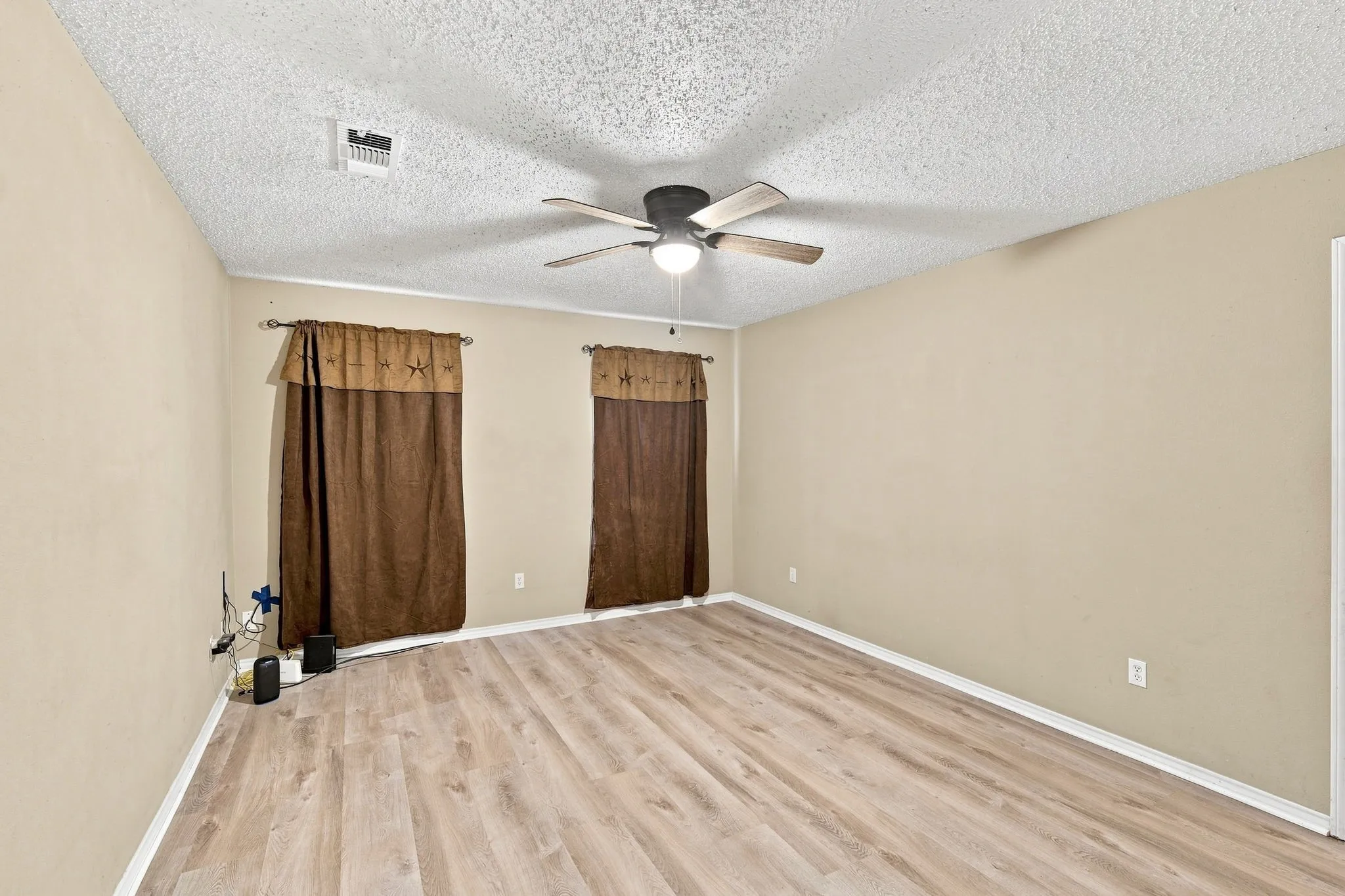 Single Family Residence For Sale in Ellis County , 316 Janis Lane, Waxahachie, Texas 75165, 3 Bedroom, 2 Bathroom, 2 Garage spaces, 1,244 Sqft, built in 1995, mls#21355320, Real Estate Agent in Waxahachie, Homes For Sale in Ellis county, Homes For Sale in Waxahachie, Realtor in Waxahachie Texas, Real Estate Brokerage Independent Realty Texas, Luminita Cordes Realtor