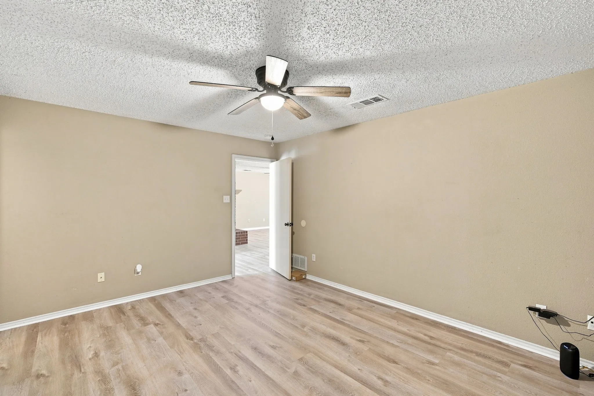 Single Family Residence For Sale in Ellis County , 316 Janis Lane, Waxahachie, Texas 75165, 3 Bedroom, 2 Bathroom, 2 Garage spaces, 1,244 Sqft, built in 1995, mls#21355320, Real Estate Agent in Waxahachie, Homes For Sale in Ellis county, Homes For Sale in Waxahachie, Realtor in Waxahachie Texas, Real Estate Brokerage Independent Realty Texas, Luminita Cordes Realtor