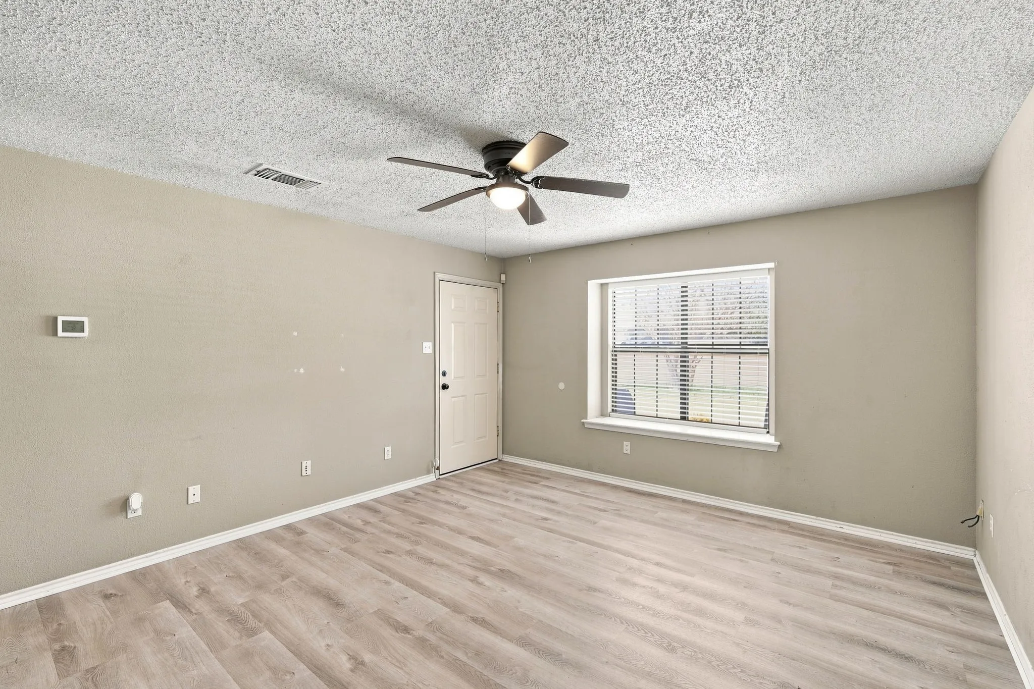 Single Family Residence For Sale in Ellis County , 316 Janis Lane, Waxahachie, Texas 75165, 3 Bedroom, 2 Bathroom, 2 Garage spaces, 1,244 Sqft, built in 1995, mls#21355320, Real Estate Agent in Waxahachie, Homes For Sale in Ellis county, Homes For Sale in Waxahachie, Realtor in Waxahachie Texas, Real Estate Brokerage Independent Realty Texas, Luminita Cordes Realtor