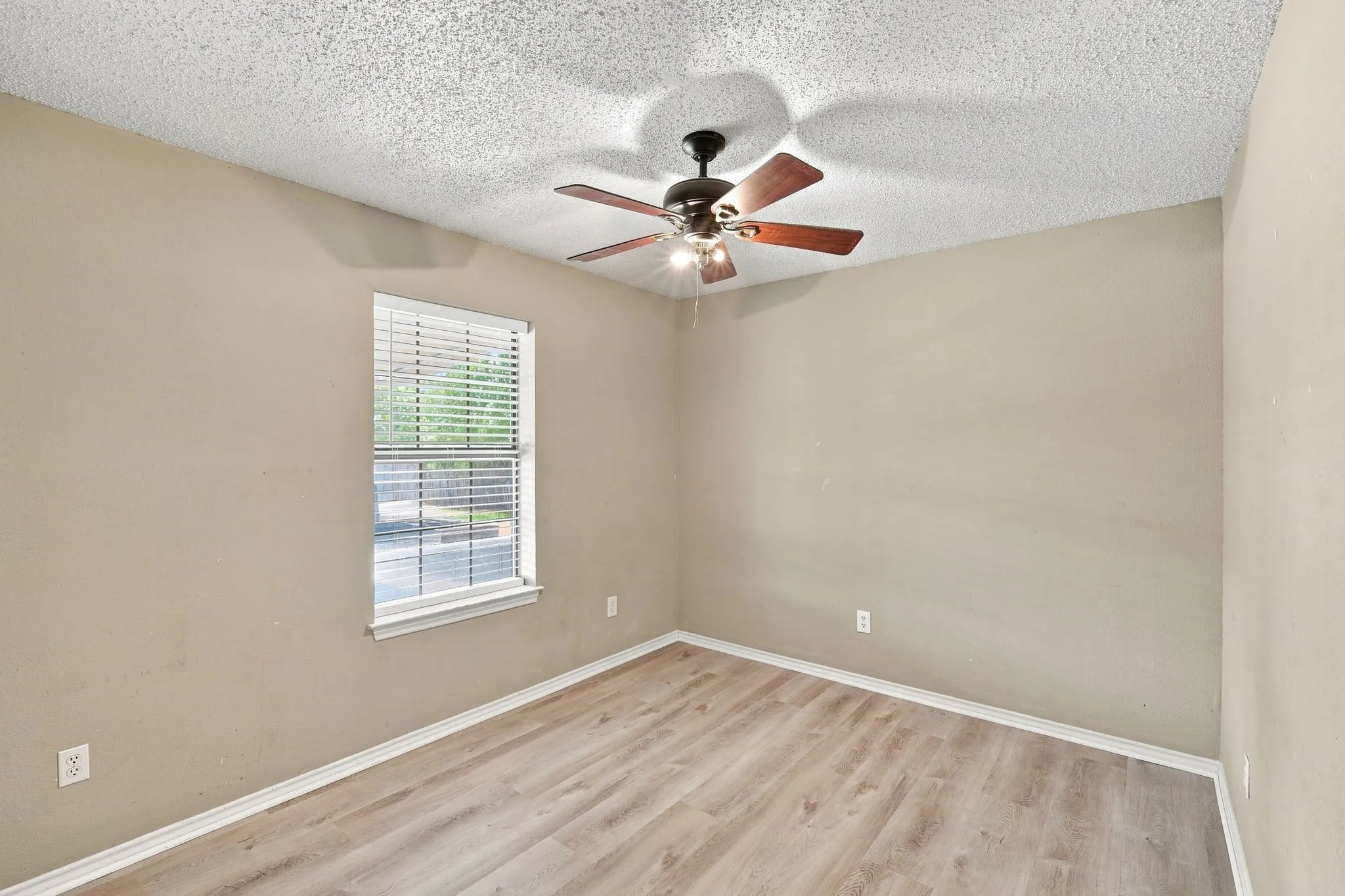 Single Family Residence For Sale in Ellis County , 316 Janis Lane, Waxahachie, Texas 75165, 3 Bedroom, 2 Bathroom, 2 Garage spaces, 1,244 Sqft, built in 1995, mls#21355320, Real Estate Agent in Waxahachie, Homes For Sale in Ellis county, Homes For Sale in Waxahachie, Realtor in Waxahachie Texas, Real Estate Brokerage Independent Realty Texas, Luminita Cordes Realtor