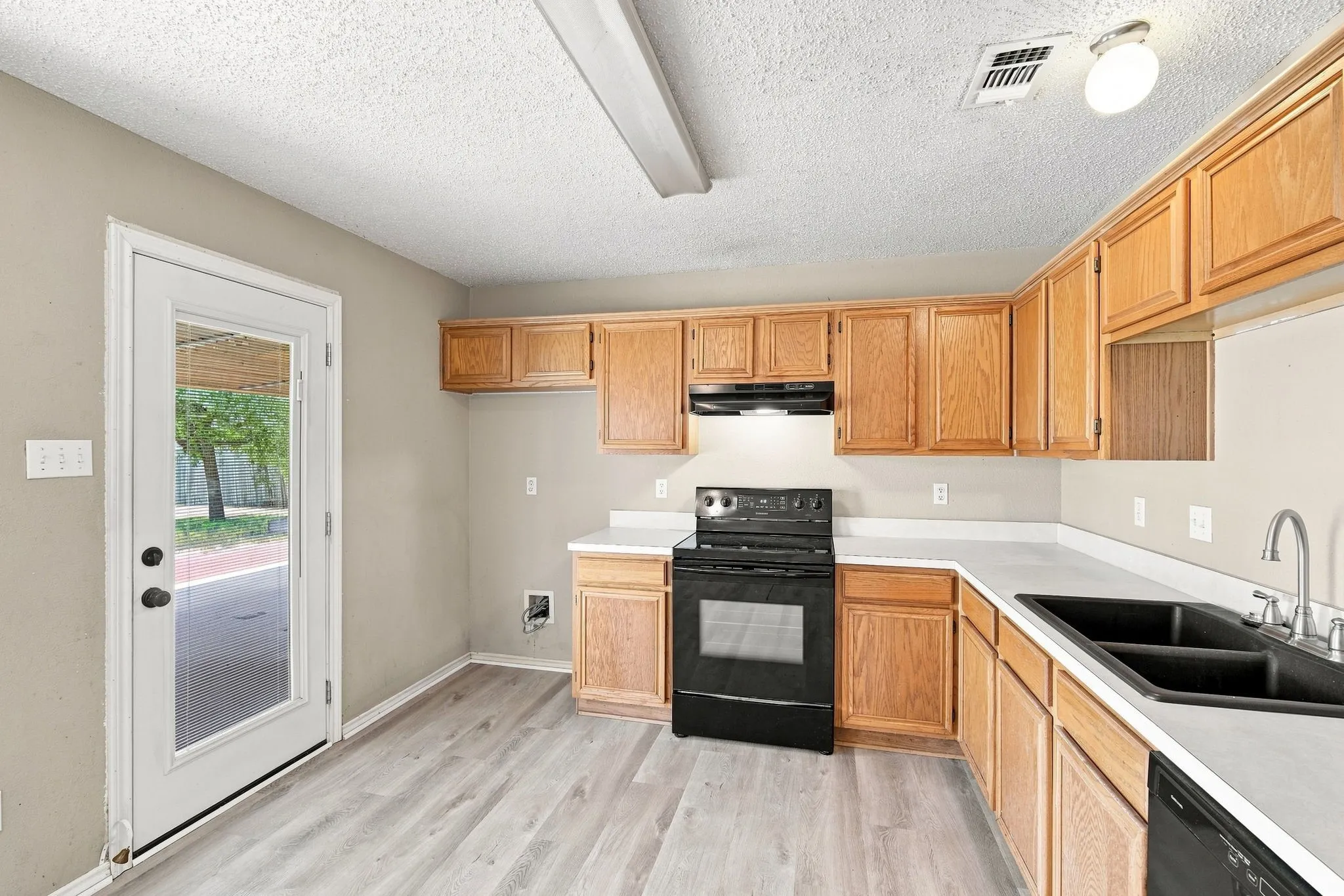 Single Family Residence For Sale in Ellis County , 316 Janis Lane, Waxahachie, Texas 75165, 3 Bedroom, 2 Bathroom, 2 Garage spaces, 1,244 Sqft, built in 1995, mls#21355320, Real Estate Agent in Waxahachie, Homes For Sale in Ellis county, Homes For Sale in Waxahachie, Realtor in Waxahachie Texas, Real Estate Brokerage Independent Realty Texas, Luminita Cordes Realtor