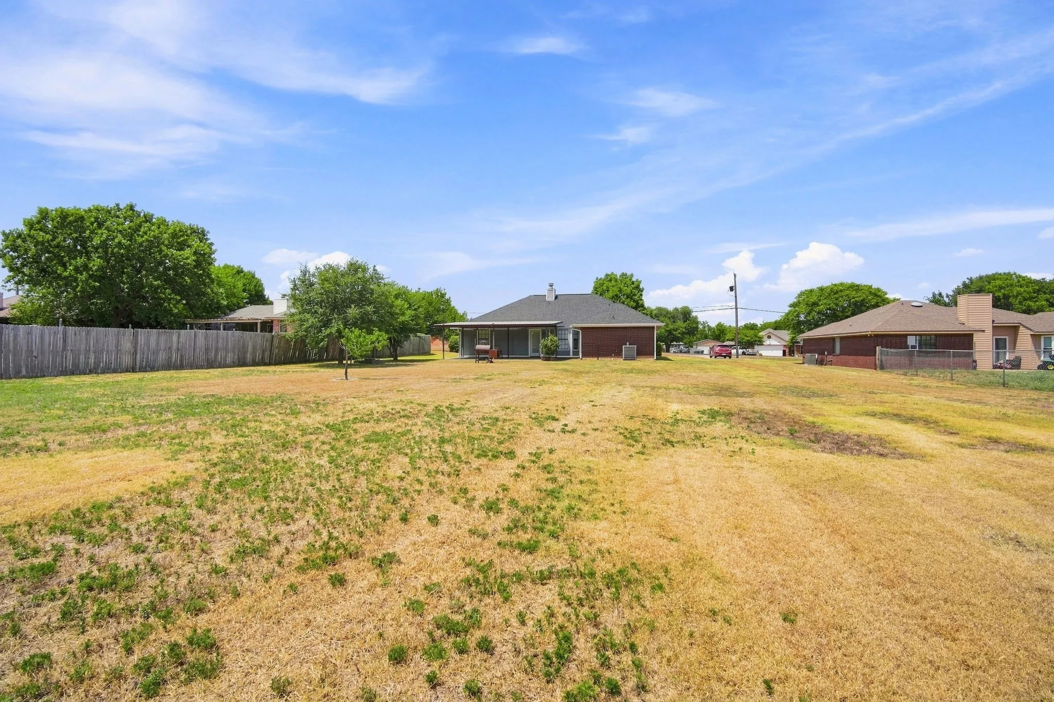 Single Family Residence For Sale in Ellis County , 316 Janis Lane, Waxahachie, Texas 75165, 3 Bedroom, 2 Bathroom, 2 Garage spaces, 1,244 Sqft, built in 1995, mls#21355320, Real Estate Agent in Waxahachie, Homes For Sale in Ellis county, Homes For Sale in Waxahachie, Realtor in Waxahachie Texas, Real Estate Brokerage Independent Realty Texas, Luminita Cordes Realtor