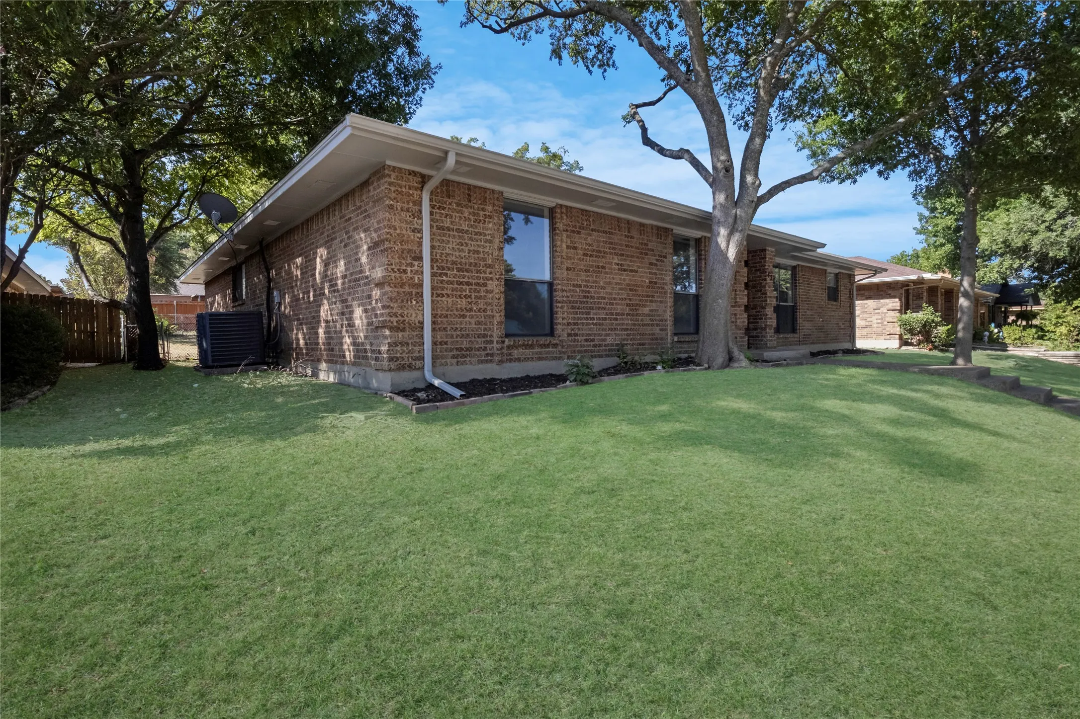 Single Family Residence For Sale in Dallas County , 430 Timberline Drive, Duncanville, Texas 75137, 3 Bedroom, 2 Bathroom, 2 Garage spaces, 1,928 Sqft, built in 1983, mls#21352960, Real Estate Agent in Duncanville, Homes For Sale in Dallas county, Homes For Sale in Duncanville, Realtor in Duncanville Texas, Real Estate Brokerage Independent Realty Texas, Luminita Cordes Realtor