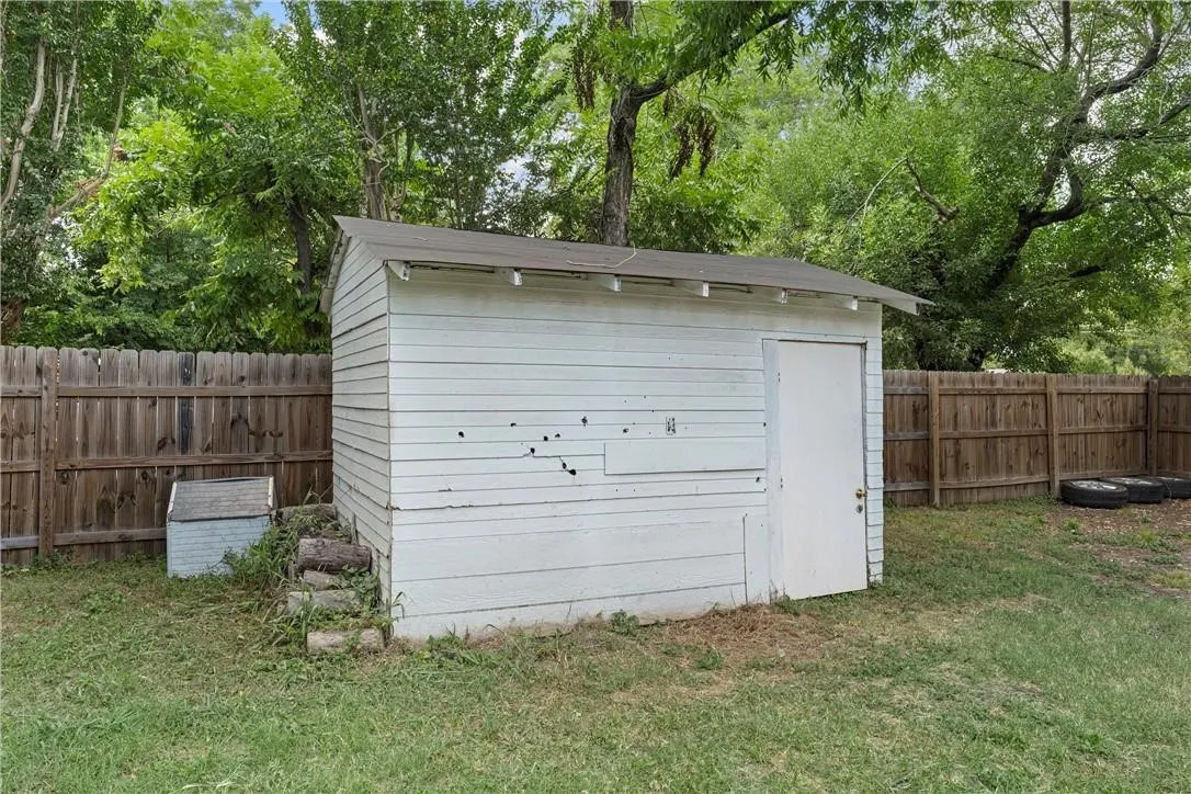 Single Family Residence For Sale in Mc Lennan County , 3632 N 22nd Street, Waco, Texas 76708, 3 Bedroom, 1 Bathroom, Garage spaces, 1,112 Sqft, built in 1951, Price $209,900, mls#21356727, Real Estate Agent in Waco, Homes For Sale in Mc Lennan county, Homes For Sale in Waco, Realtor in Waco Texas, Real Estate Brokerage Independent Realty Texas, Luminita Cordes Realtor