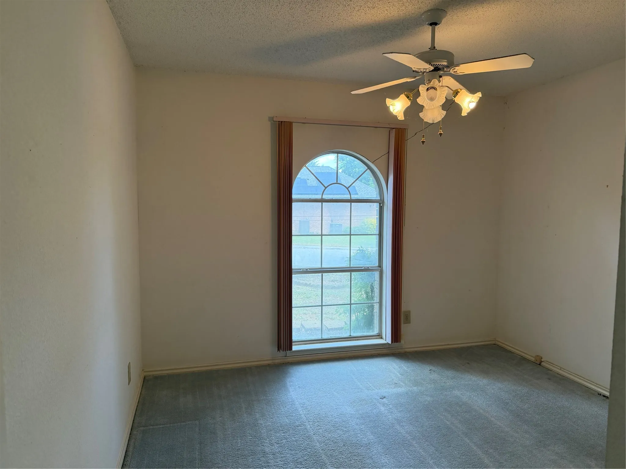 Single Family Residence For Sale in Dallas County , 1307 Sequoia Drive, Grand Prairie, Texas 75052, 4 Bedroom, 2 Bathroom, 2 Garage spaces, 2,101 Sqft, built in 1988, mls#21356762, Real Estate Agent in Grand Prairie, Homes For Sale in Dallas county, Homes For Sale in Grand Prairie, Realtor in Grand Prairie Texas, Real Estate Brokerage Independent Realty Texas, Luminita Cordes Realtor