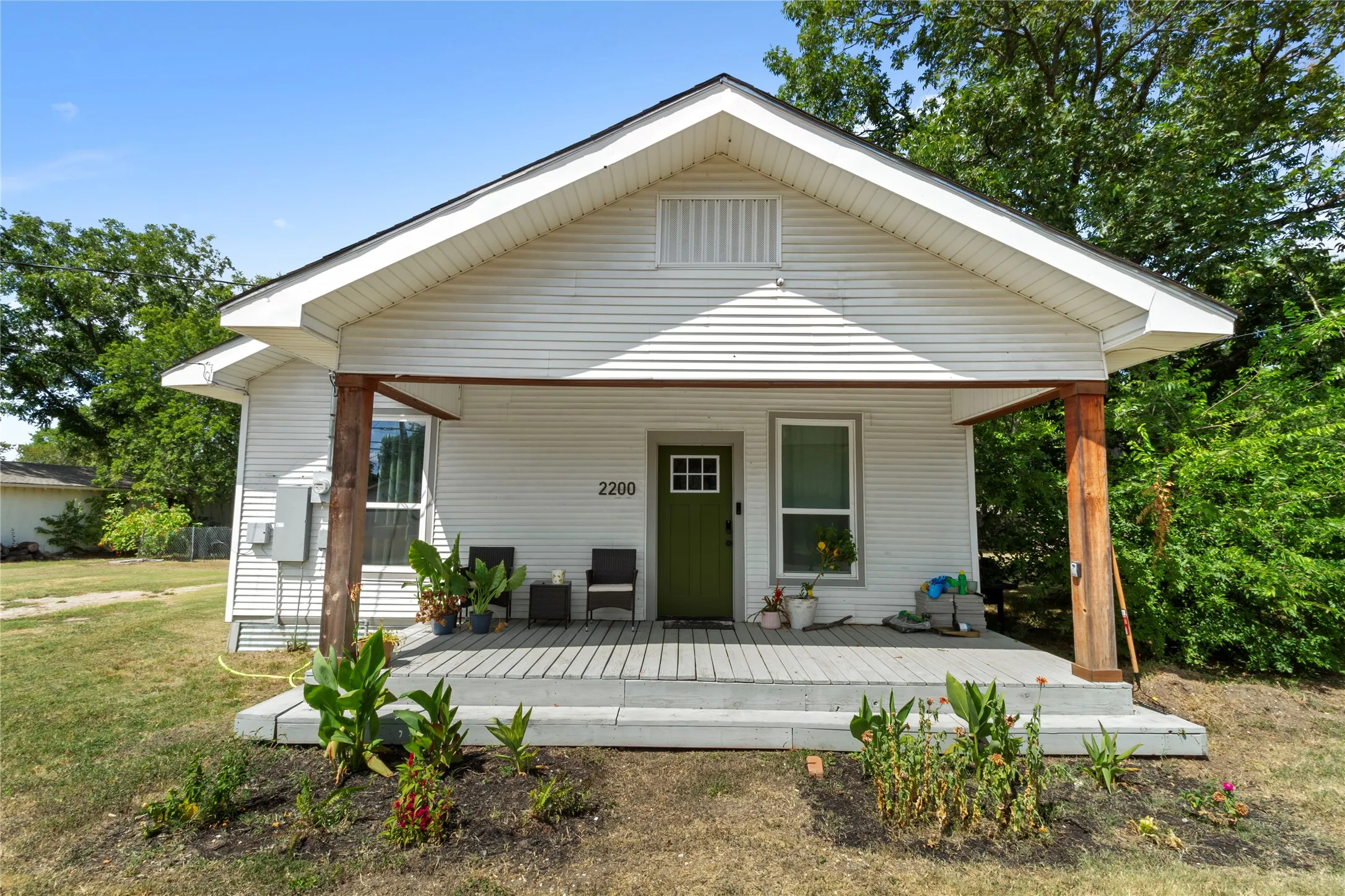 Single Family Residence For Sale in Navarro County , 2200 N Beaton Street, Corsicana, Texas 75110, 4 Bedroom, 3 Bathroom, Garage spaces, 1,856 Sqft, built in 1900, mls#21356787, Real Estate Agent in Corsicana, Homes For Sale in Navarro county, Homes For Sale in Corsicana, Realtor in Corsicana Texas, Real Estate Brokerage Independent Realty Texas, Luminita Cordes Realtor