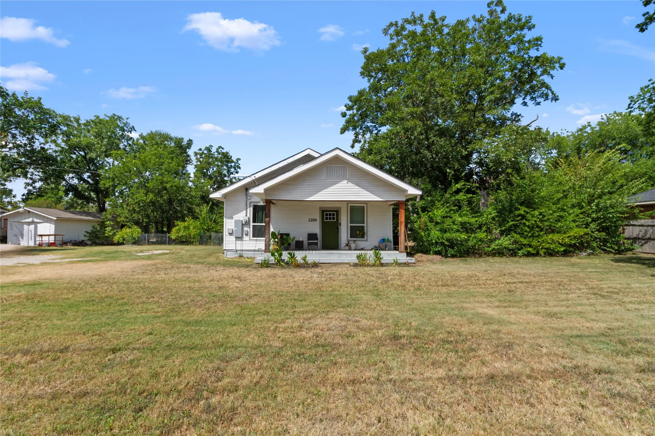 Single Family Residence For Sale in Navarro County , 2200 N Beaton Street, Corsicana, Texas 75110, 4 Bedroom, 3 Bathroom, Garage spaces, 1,856 Sqft, built in 1900, mls#21356787, Real Estate Agent in Corsicana, Homes For Sale in Navarro county, Homes For Sale in Corsicana, Realtor in Corsicana Texas, Real Estate Brokerage Independent Realty Texas, Luminita Cordes Realtor