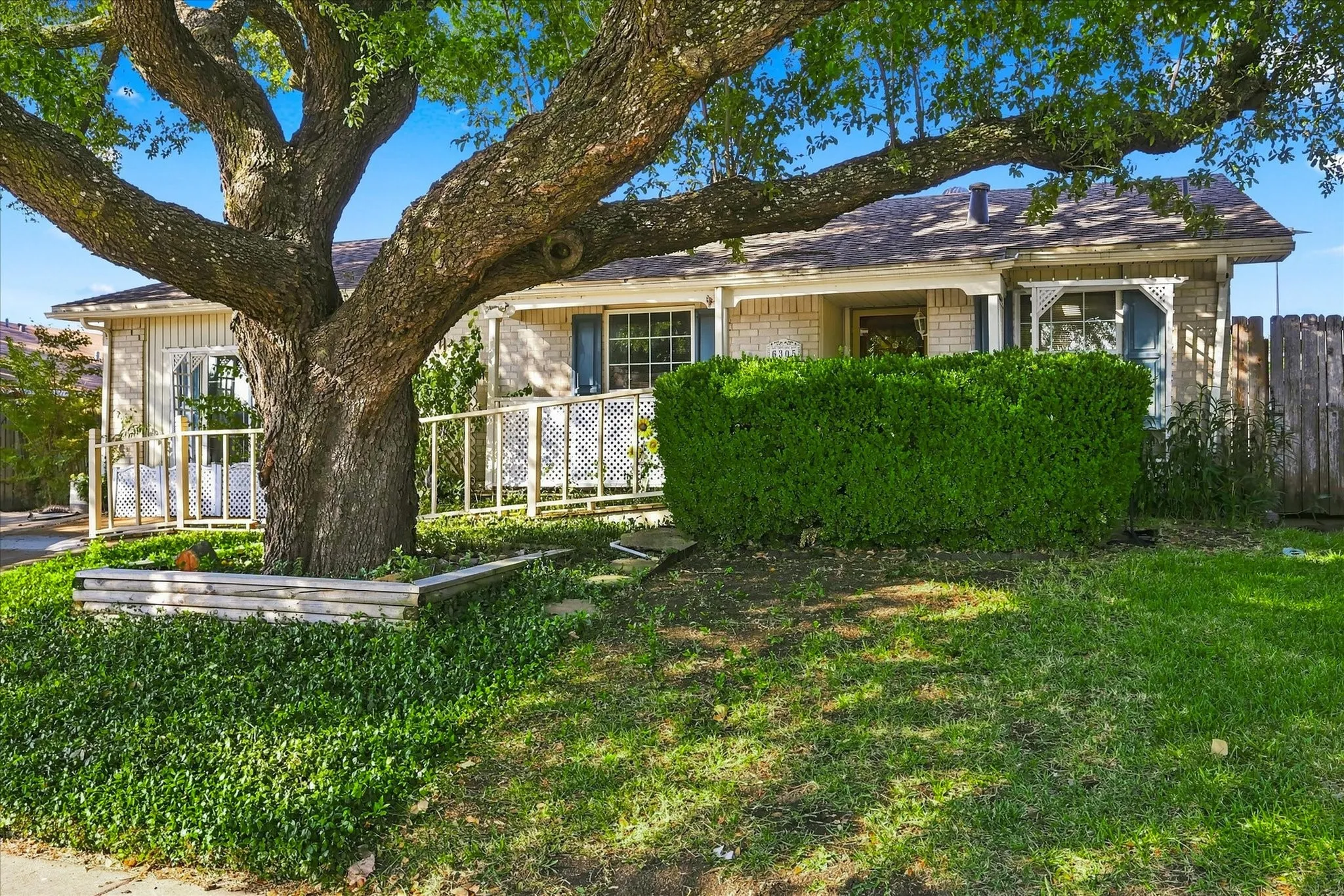Single Family Residence For Sale in Dallas County , 6305 Magnolia Lane, Rowlett, Texas 75089, 3 Bedroom, 2 Bathroom, Garage spaces, 1,594 Sqft, built in 1972, mls#21355480, Real Estate Agent in Rowlett, Homes For Sale in Dallas county, Homes For Sale in Rowlett, Realtor in Rowlett Texas, Real Estate Brokerage Independent Realty Texas, Luminita Cordes Realtor