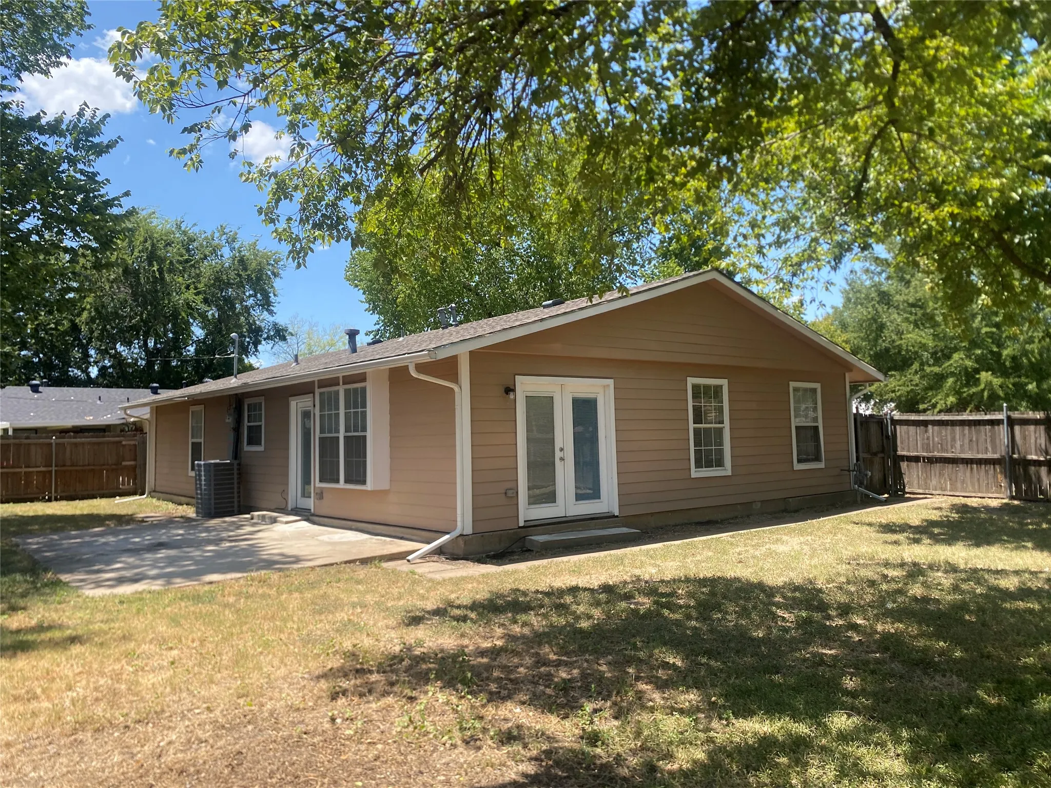 Single Family Residence For Rent in Dallas County , 2516 Trinity Street, Irving, Texas 75062, 3 Bedroom, 1 Bathroom, Garage spaces, 1,617 Sqft, built in 1964, mls#21356800, Real Estate Agent in Irving, Homes For Rent in Dallas county, Homes For Rent in Irving, Realtor in Irving Texas, Real Estate Brokerage Independent Realty Texas, Luminita Cordes Realtor